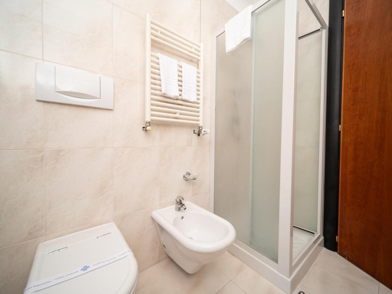 Double Room - Photo 8