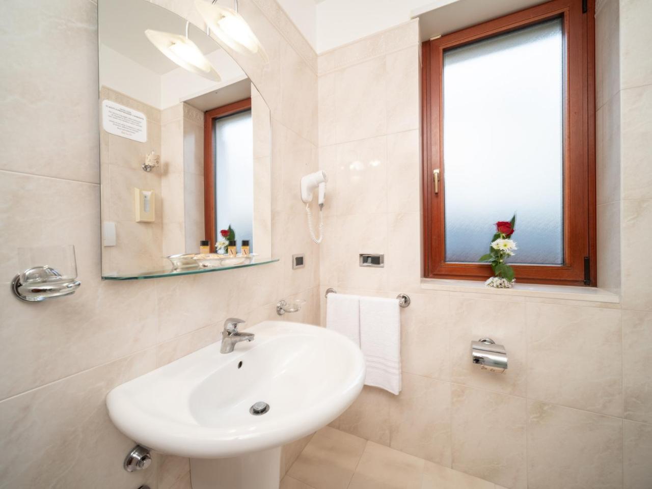Double Room - Photo 9
