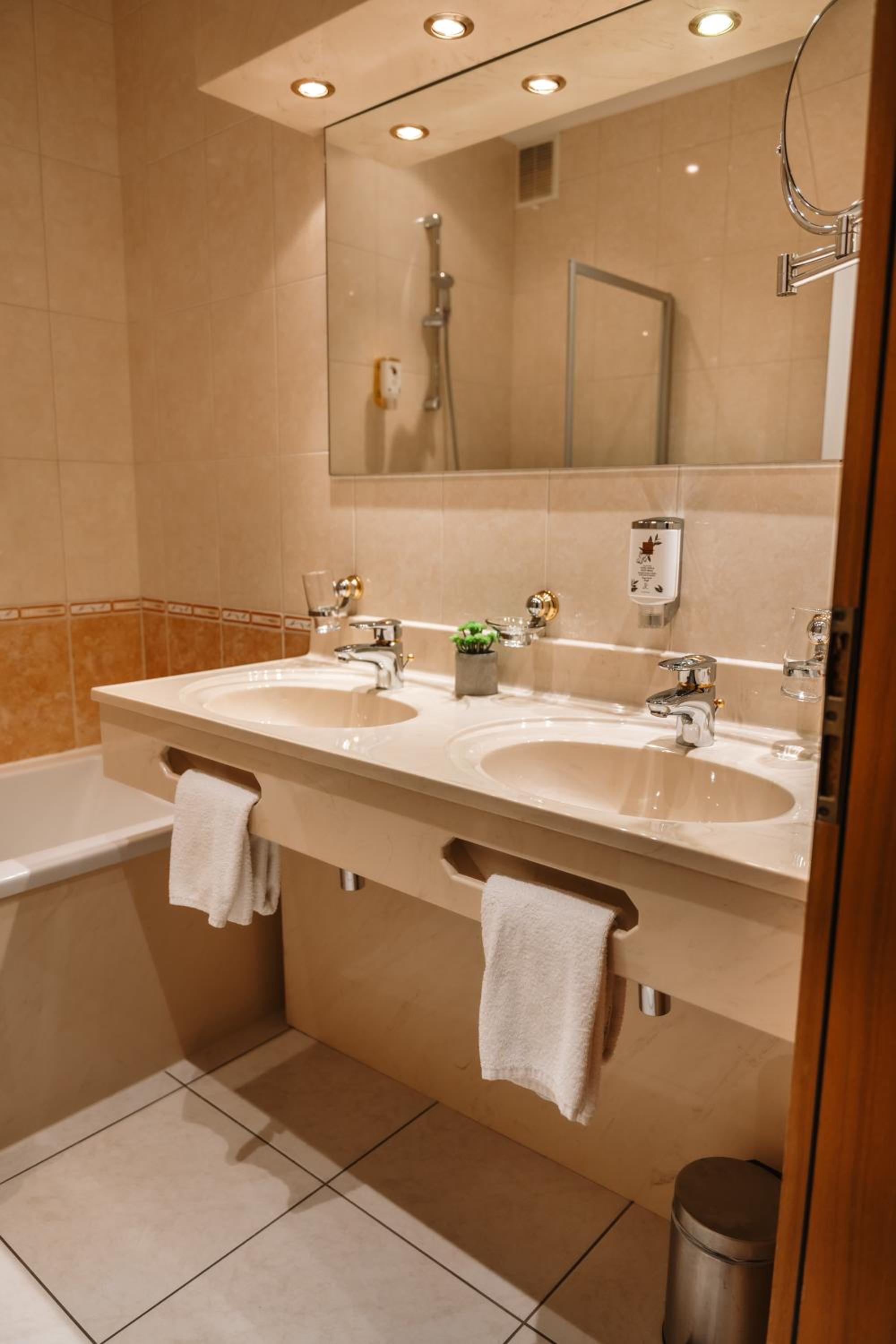 Large Double Room - Photo 2