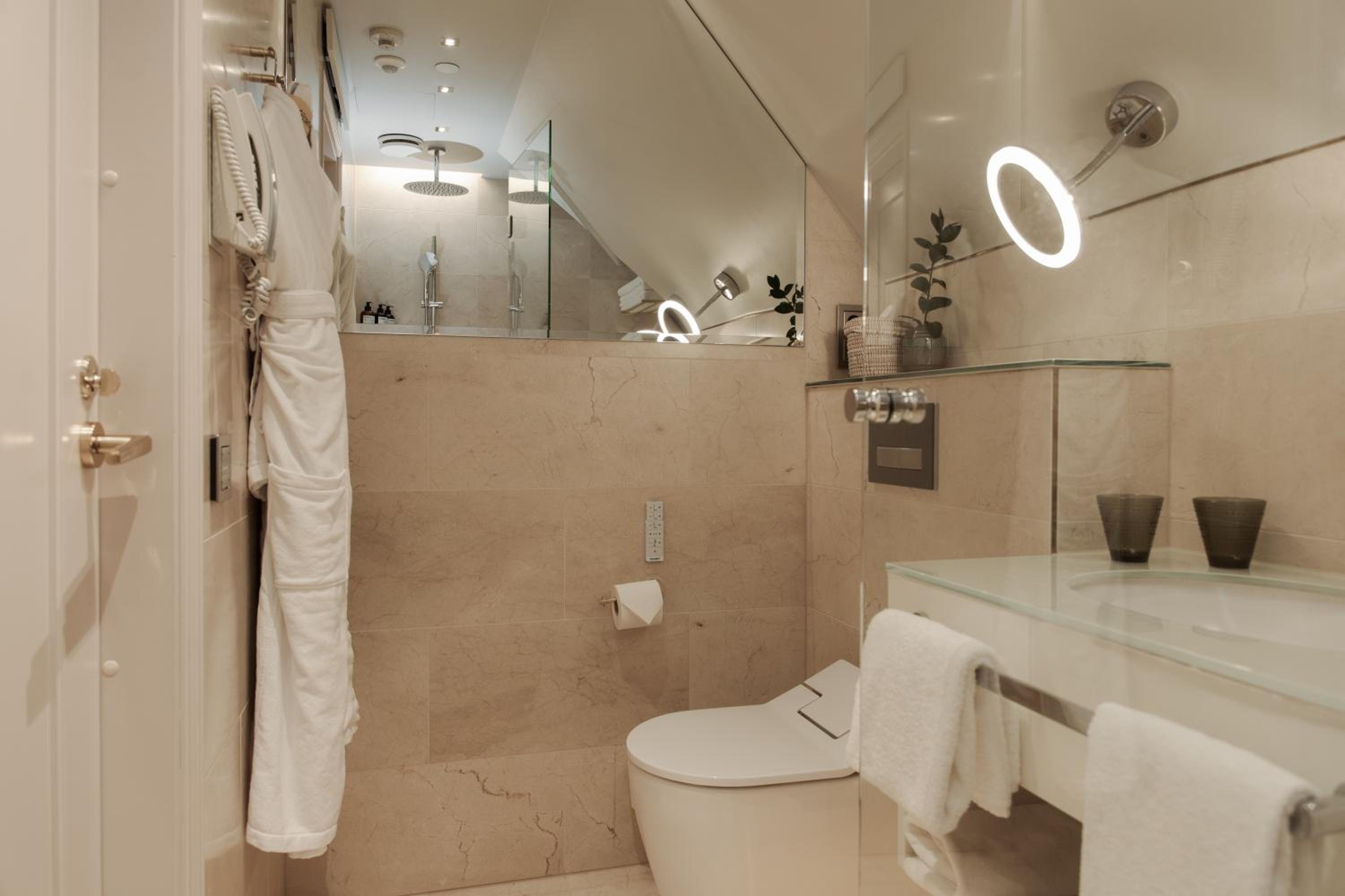 Sky Attic Studio (spa included)