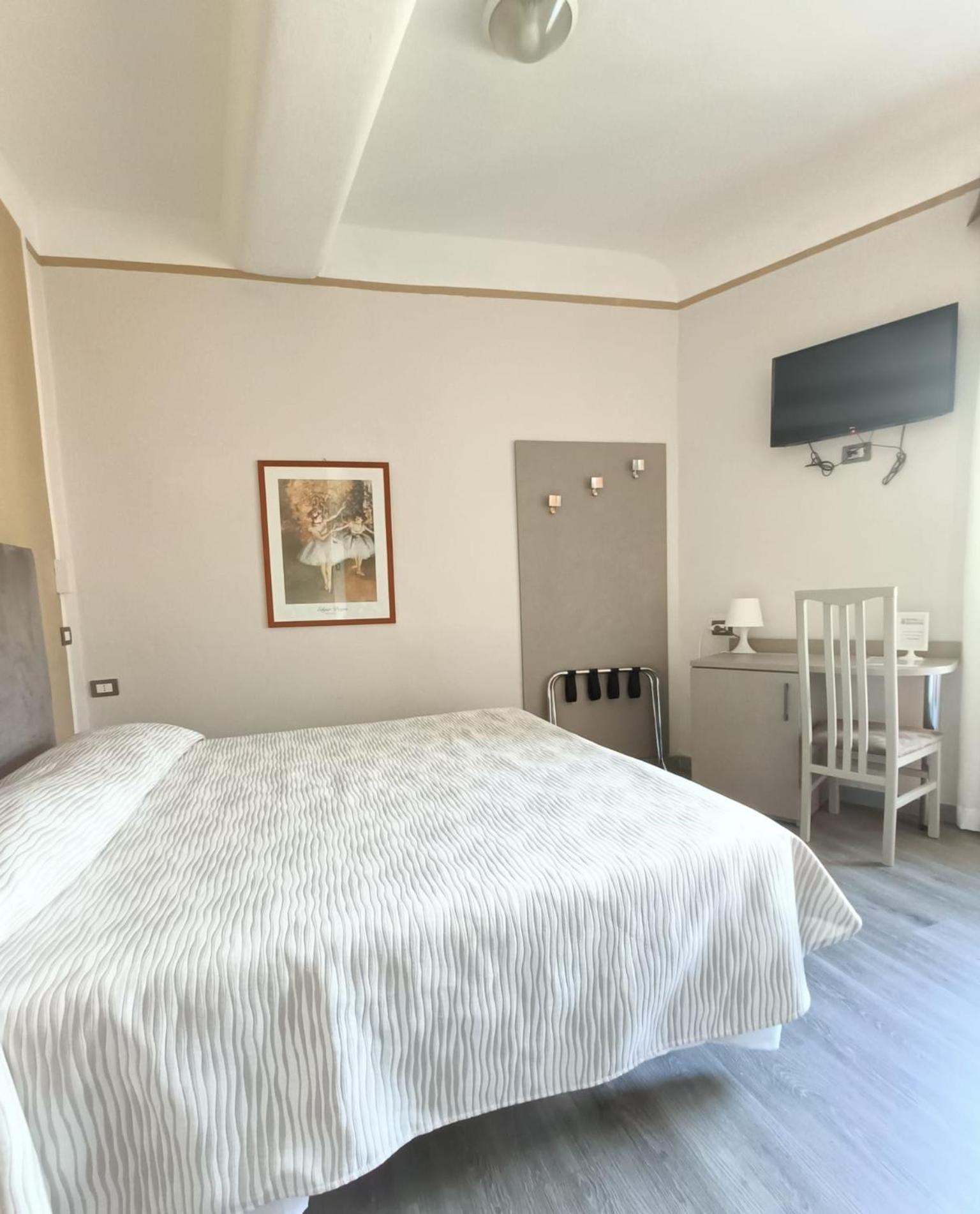 Double Room - Photo 6