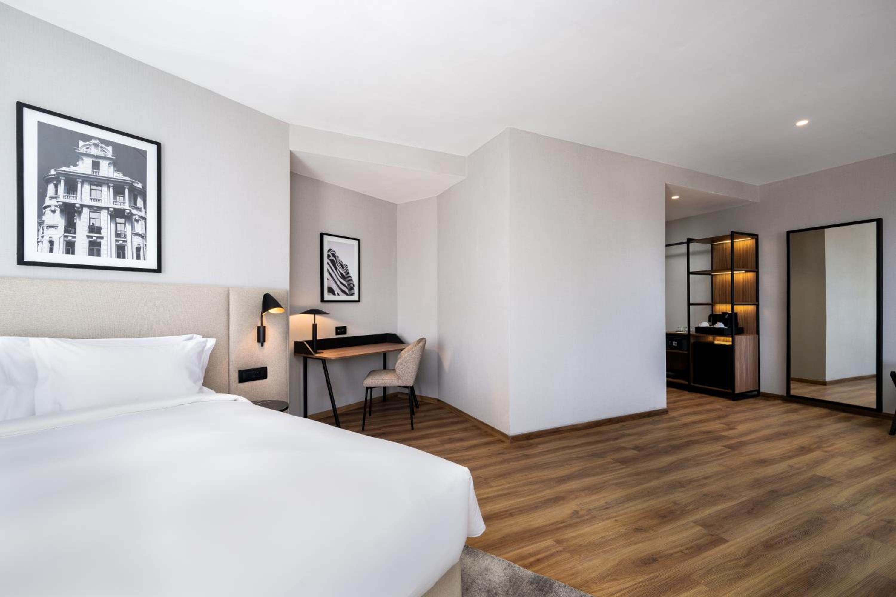 One Bedroom Suite - Park View - Photo 2
