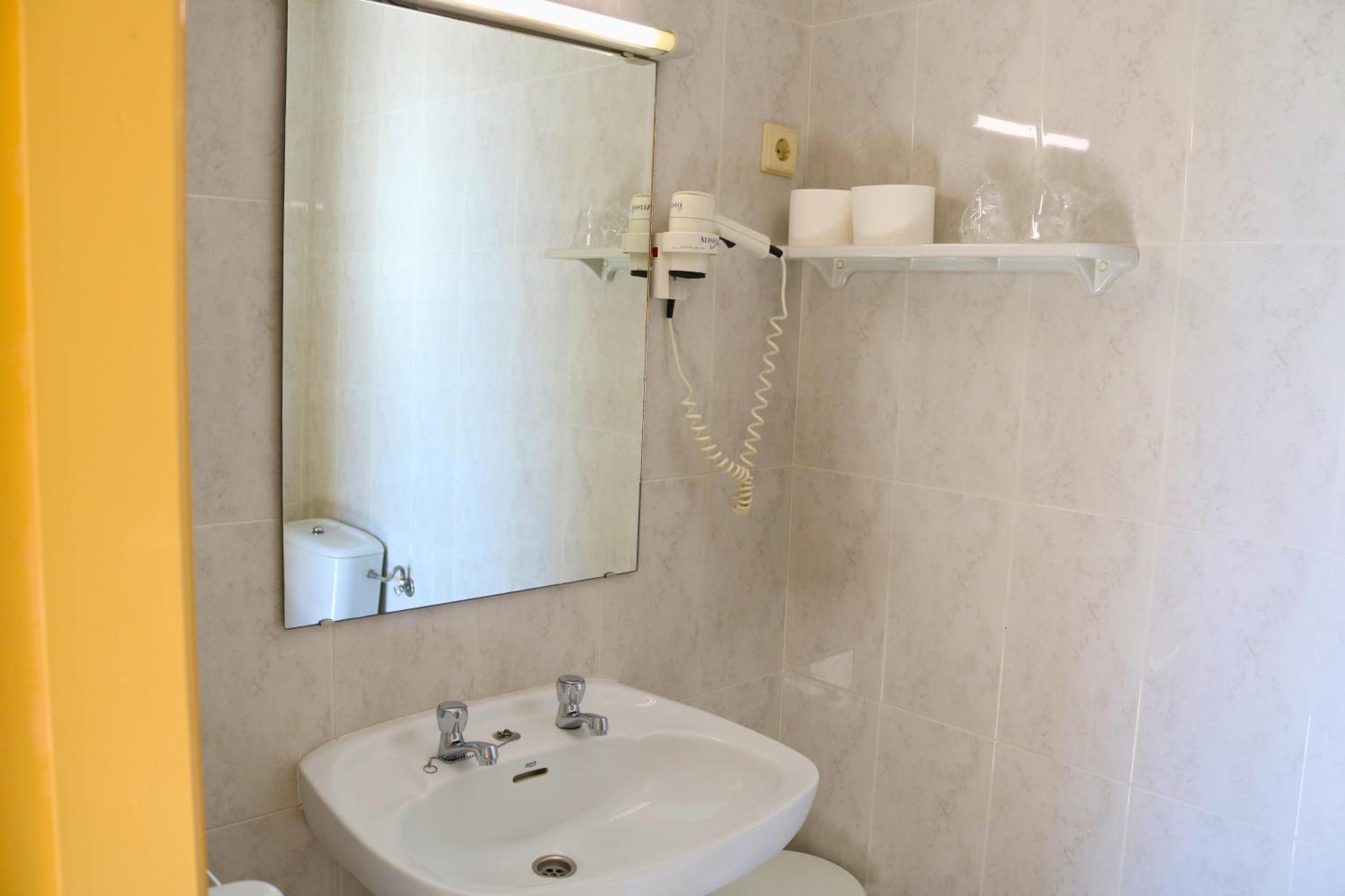 Double or Twin Room - Photo 11