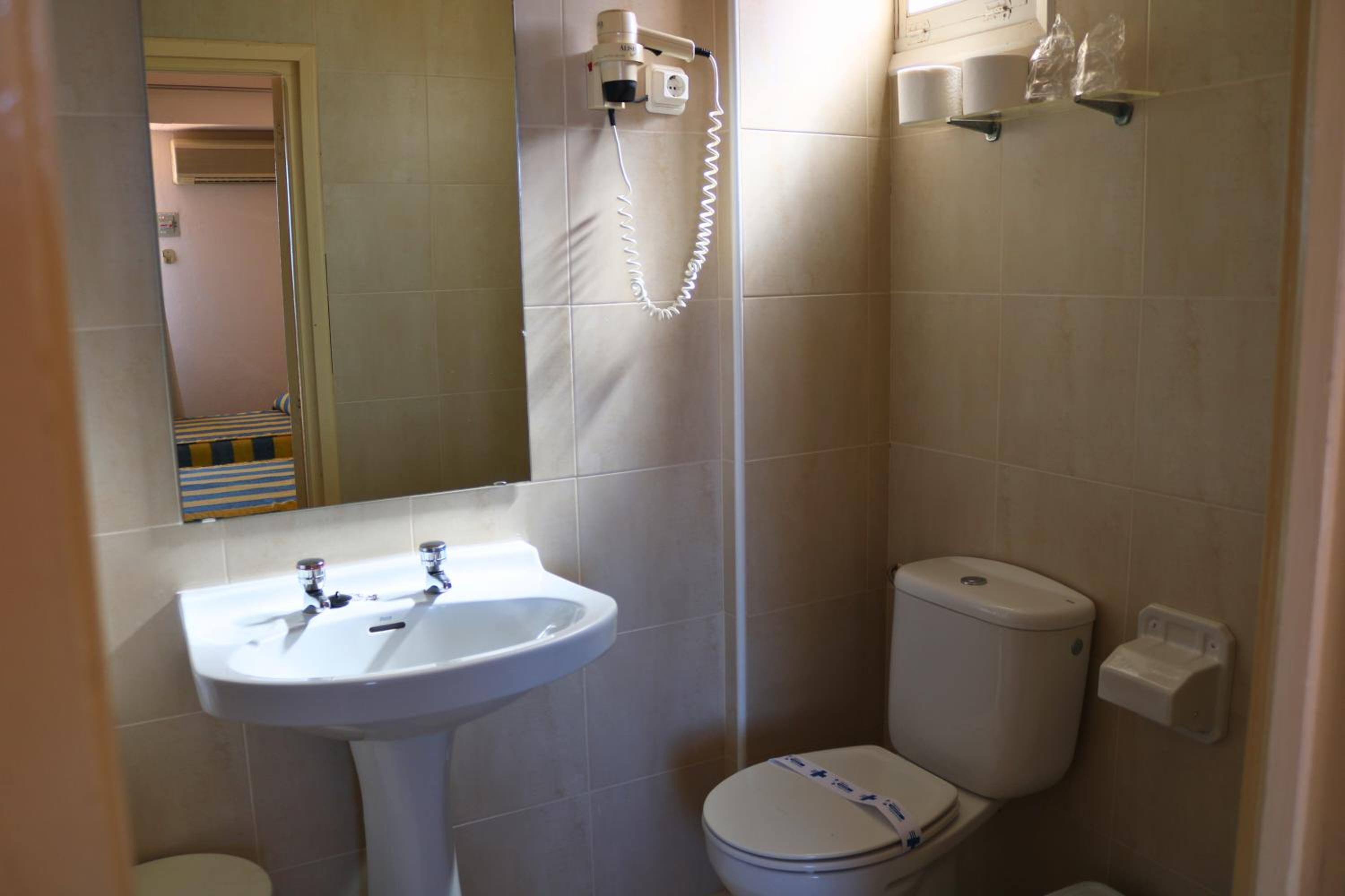 Double or Twin Room - Photo 4