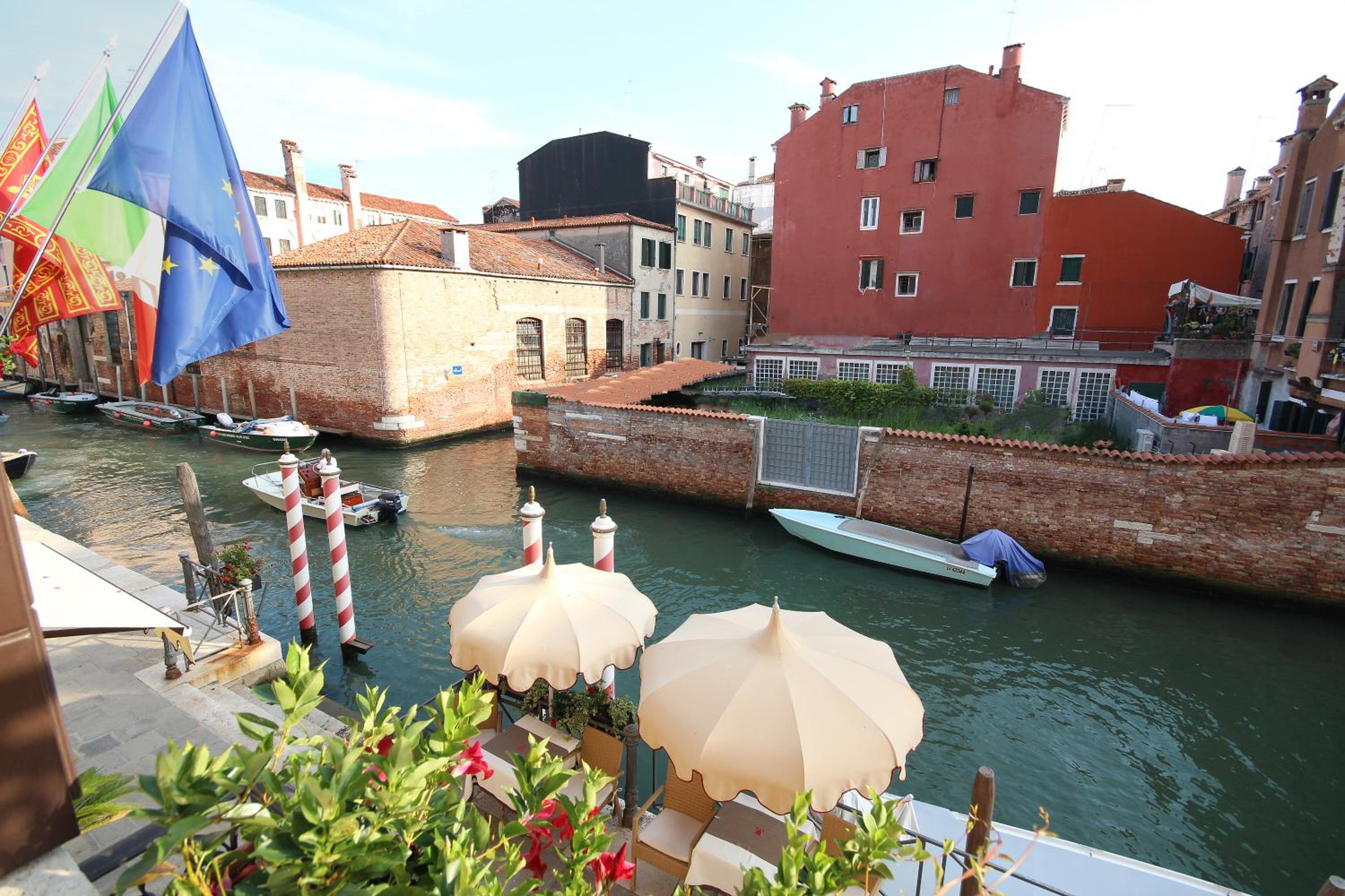 Junior Suite with Canal View thumbnail 5