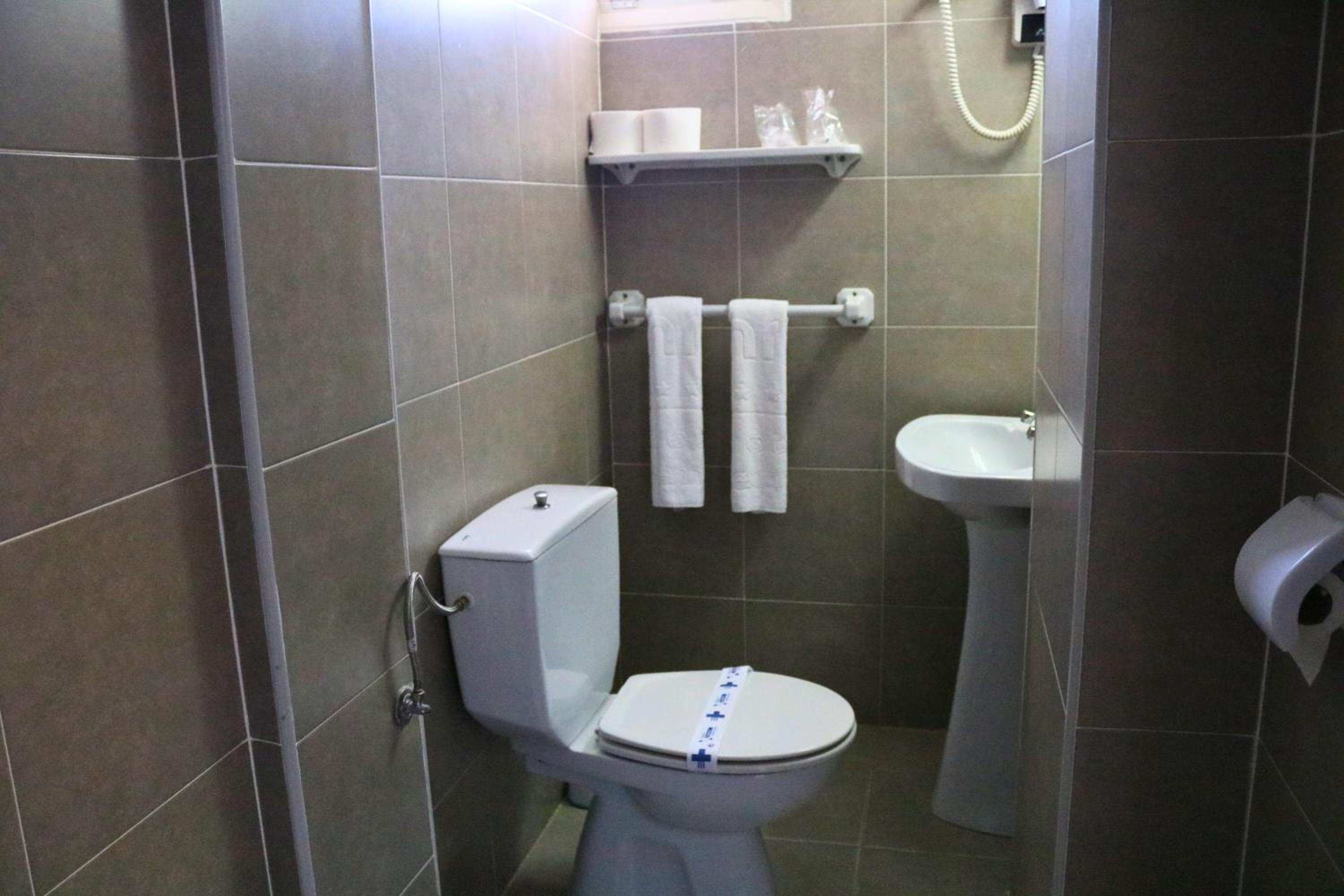 Double or Twin Room - Photo 12