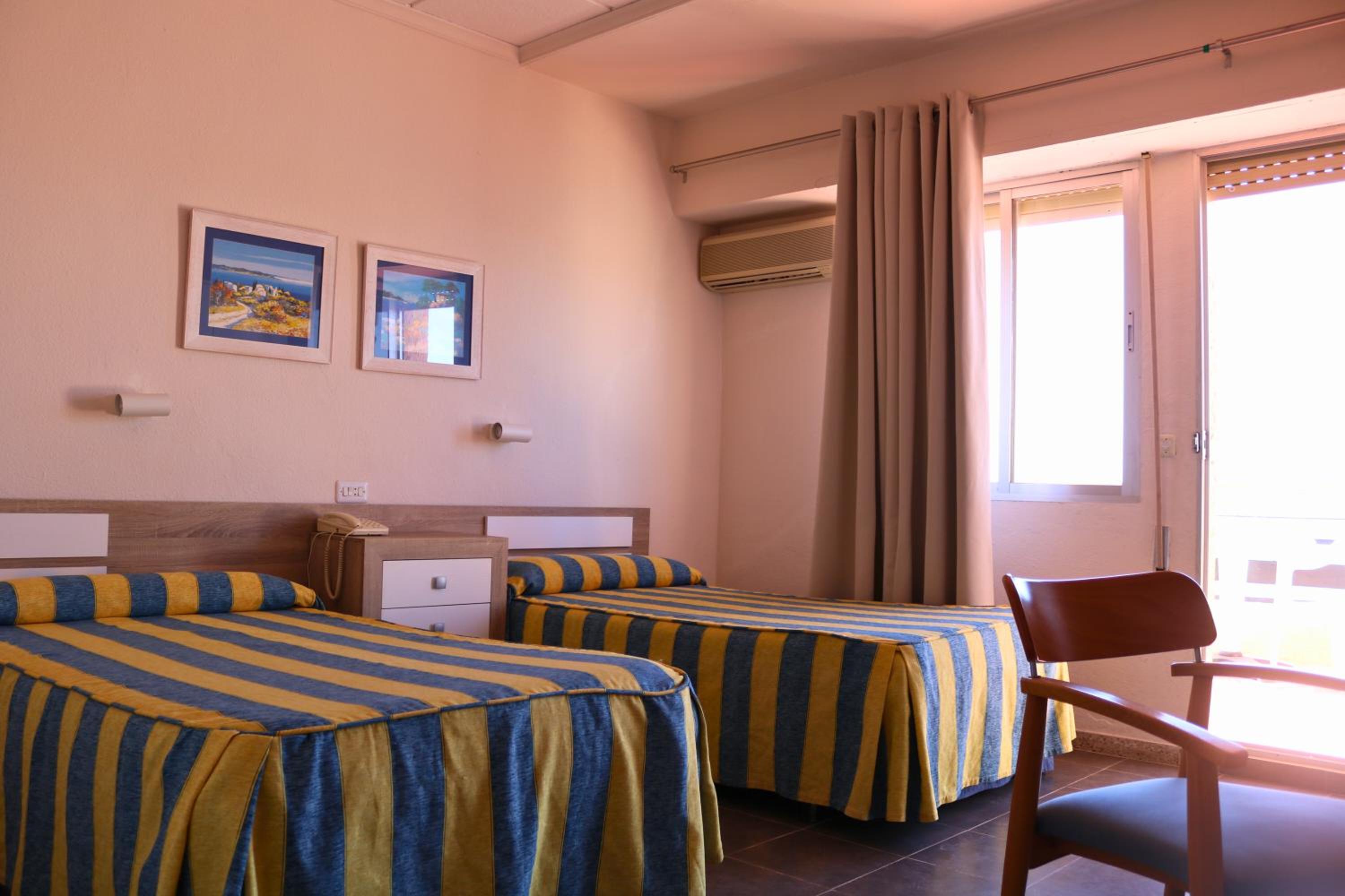 Twin Room with Balcony and Sea View - Photo 8