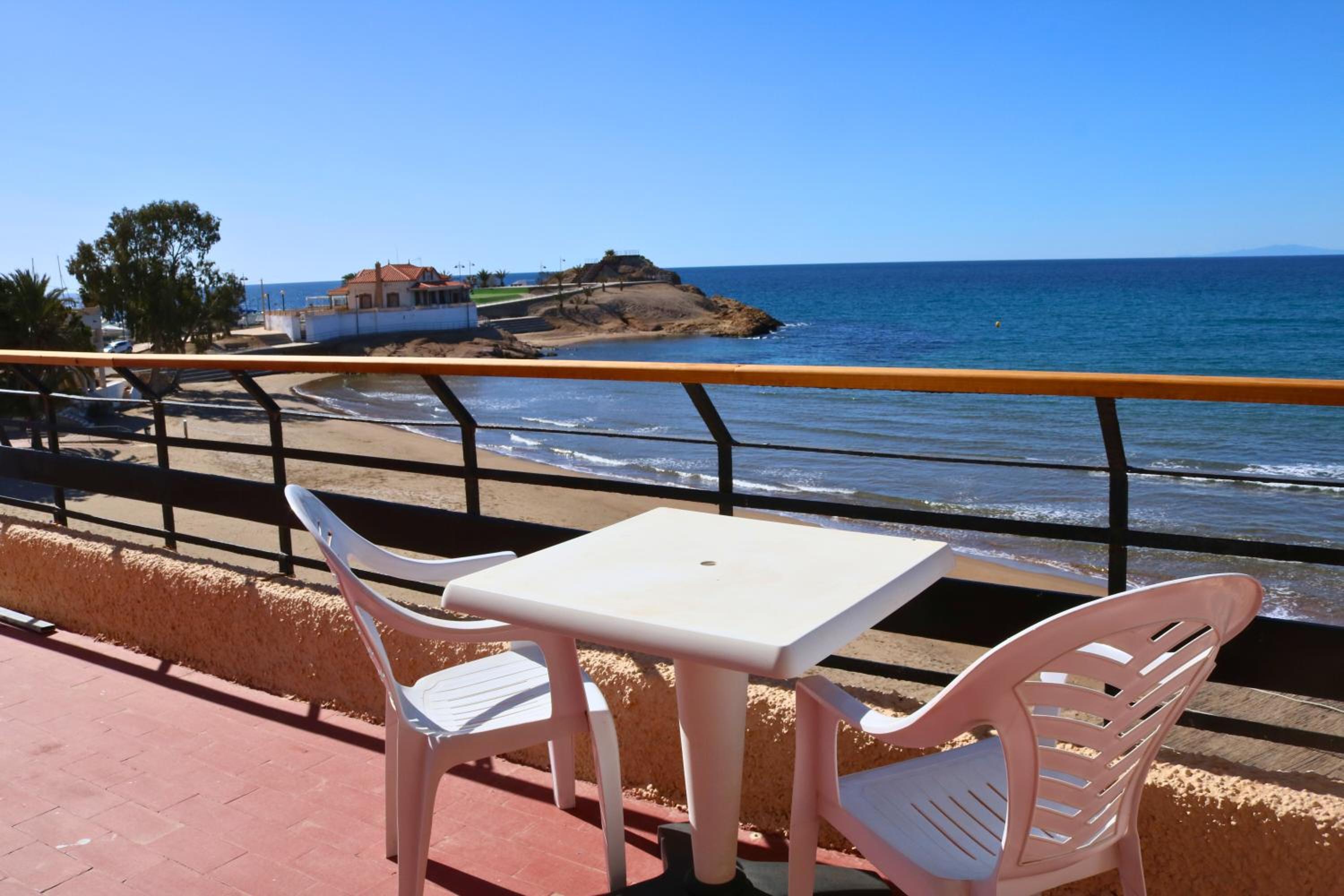 Twin Room with Balcony and Sea View - Photo 9