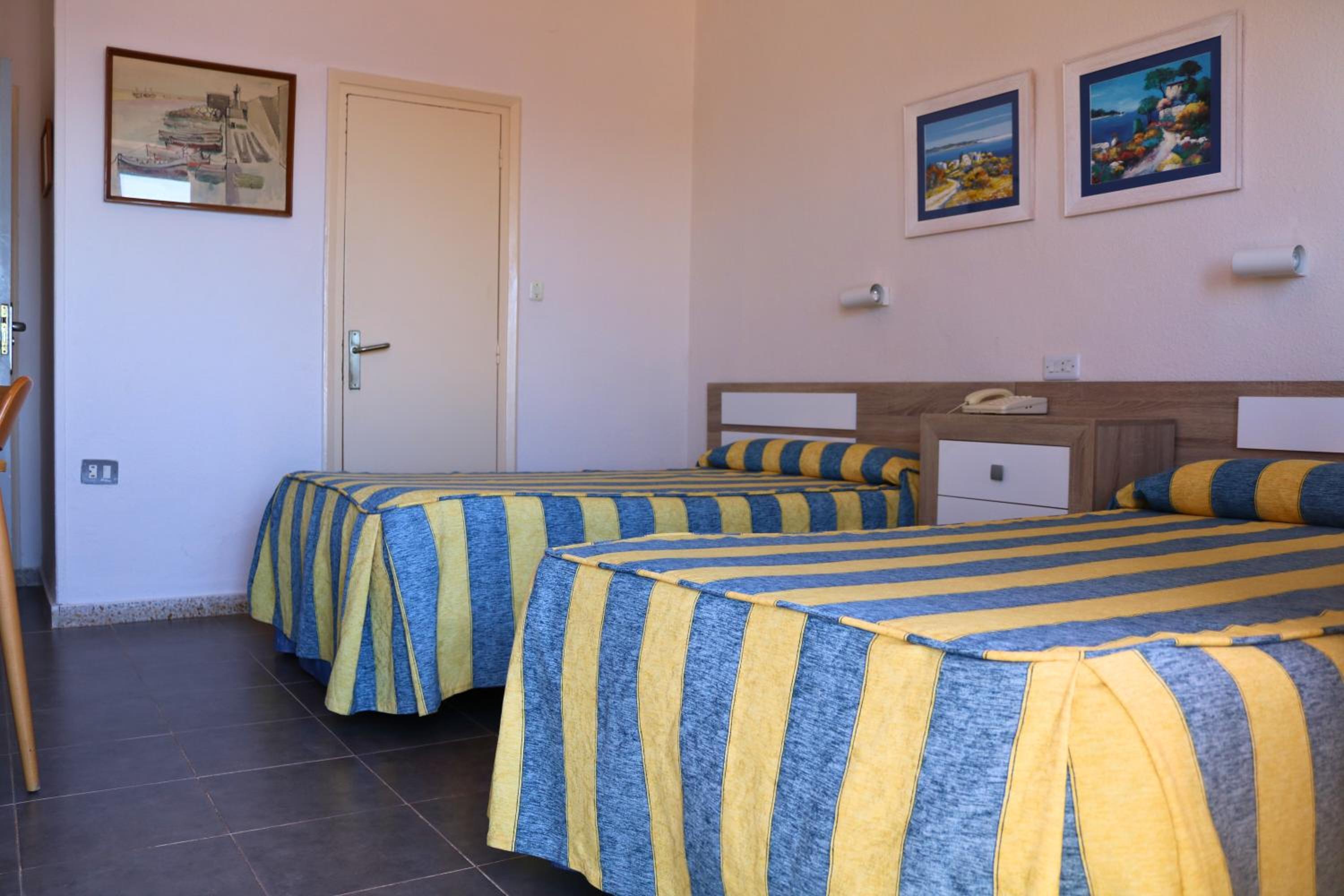Twin Room with Balcony and Sea View - Photo 6