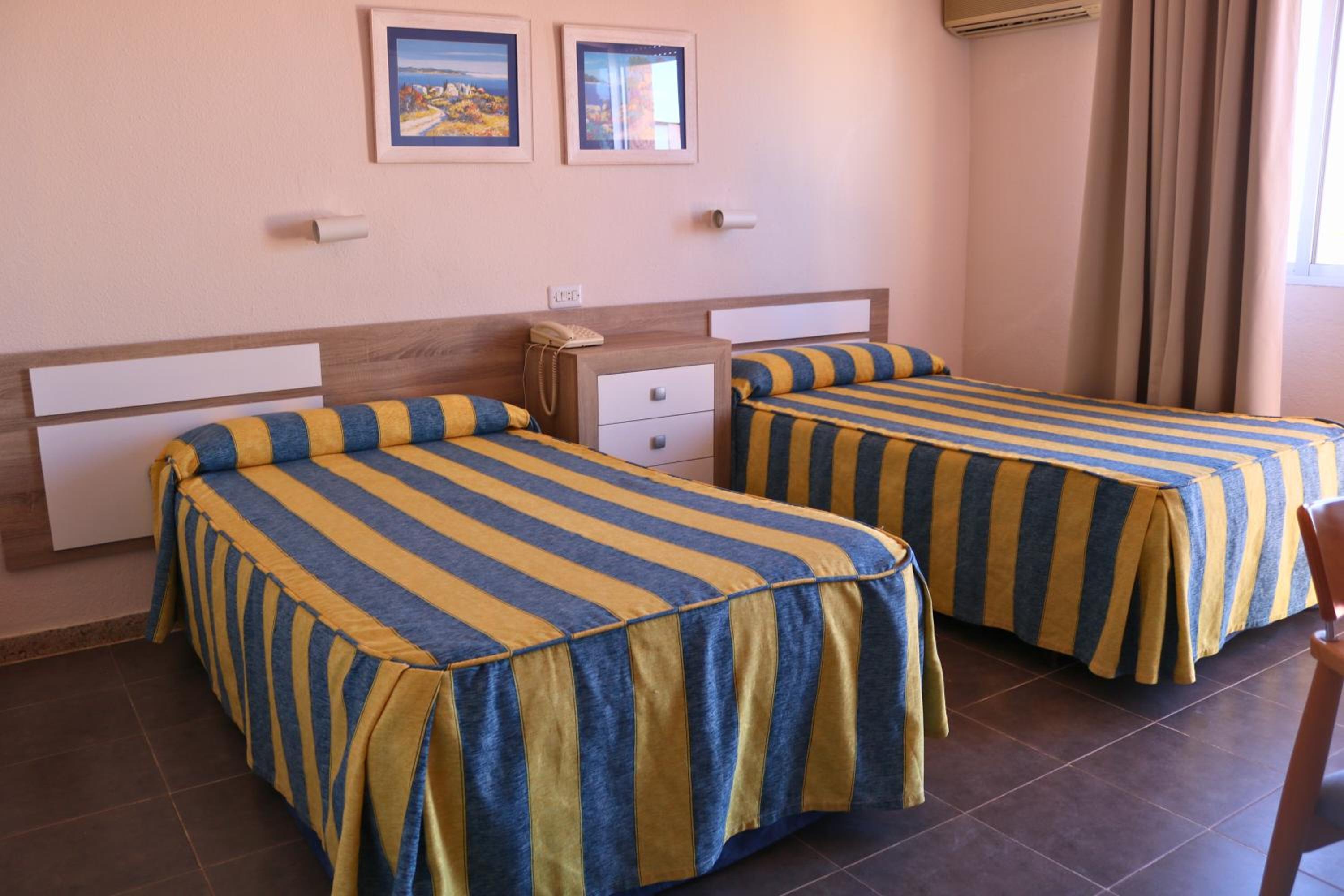Twin Room with Balcony and Sea View - Photo 4