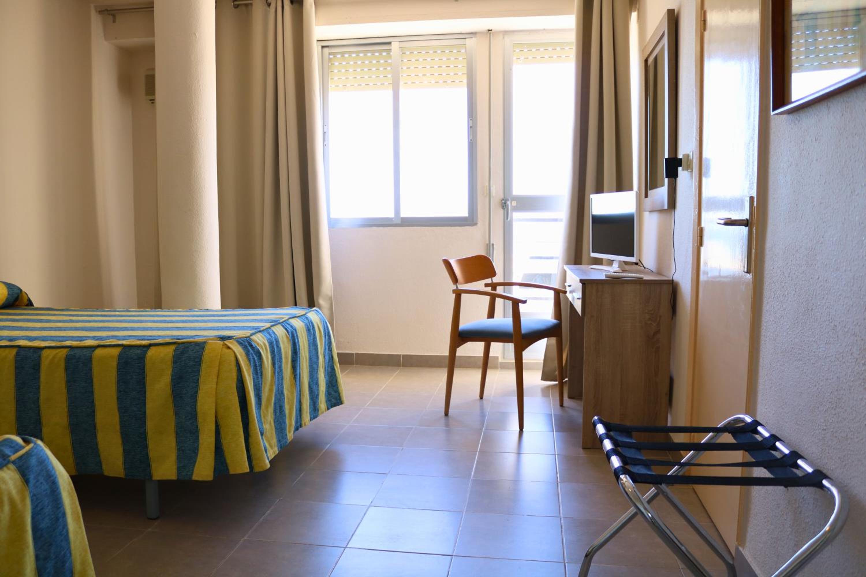 Twin Room with Balcony and Sea View - Photo 7