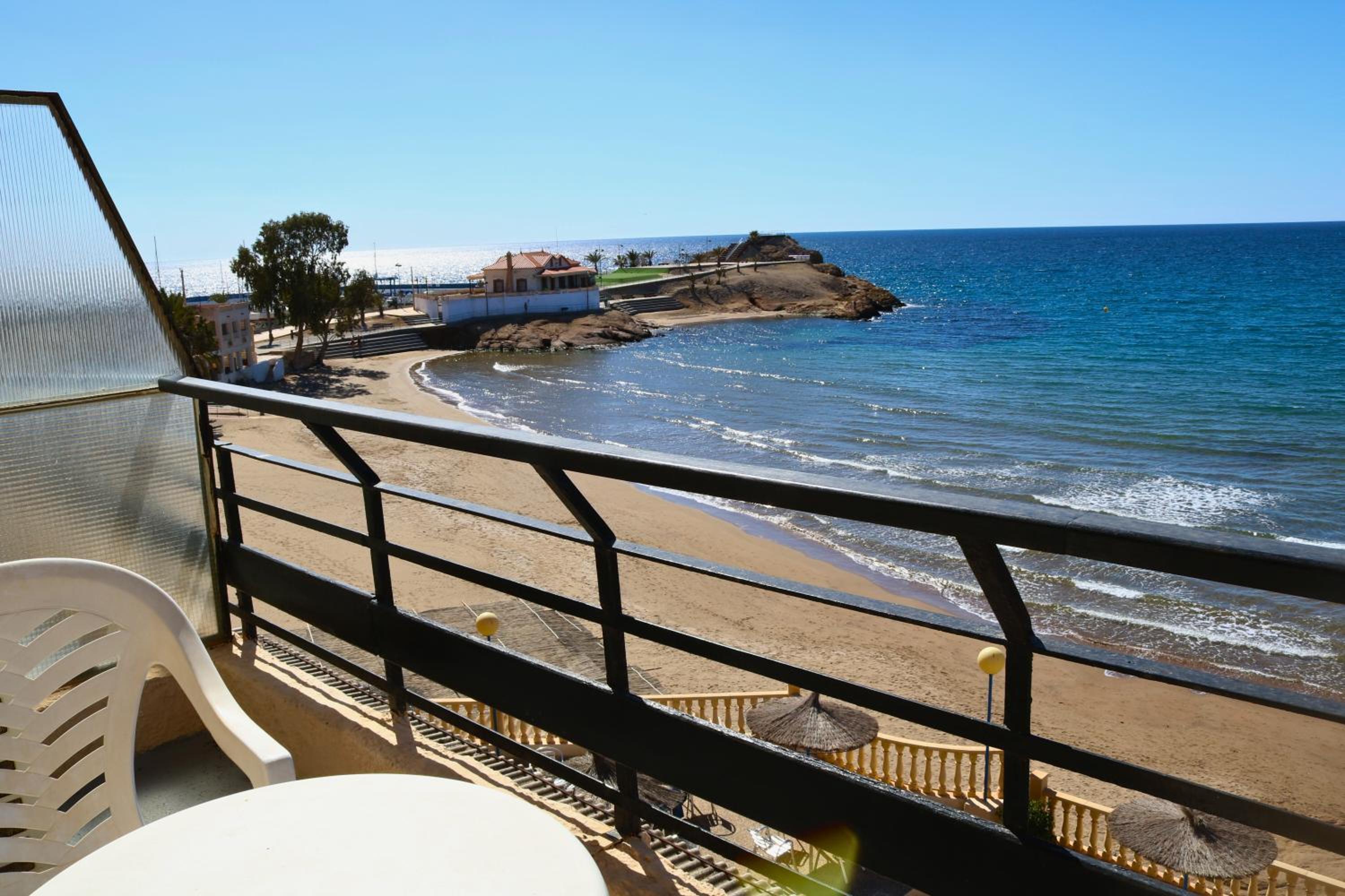 Twin Room with Balcony and Sea View - Photo 10