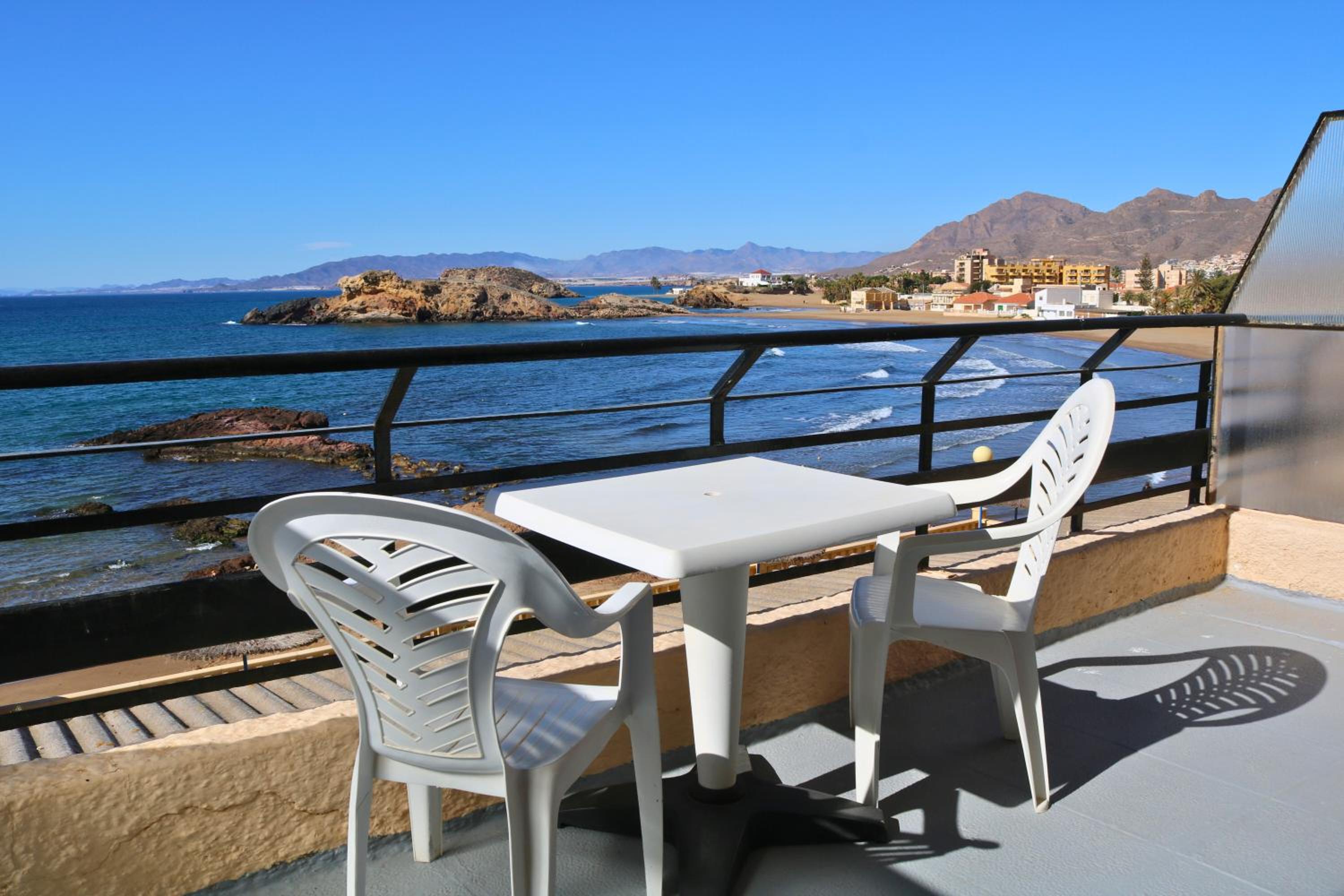 Twin Room with Balcony and Sea View - Photo 11