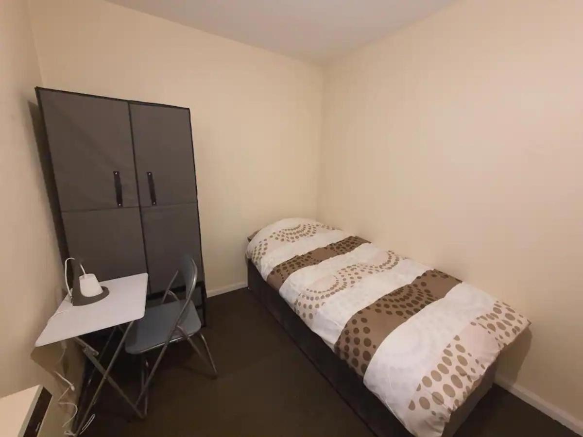 Standard Single Room With Shared Bathroom photo 2