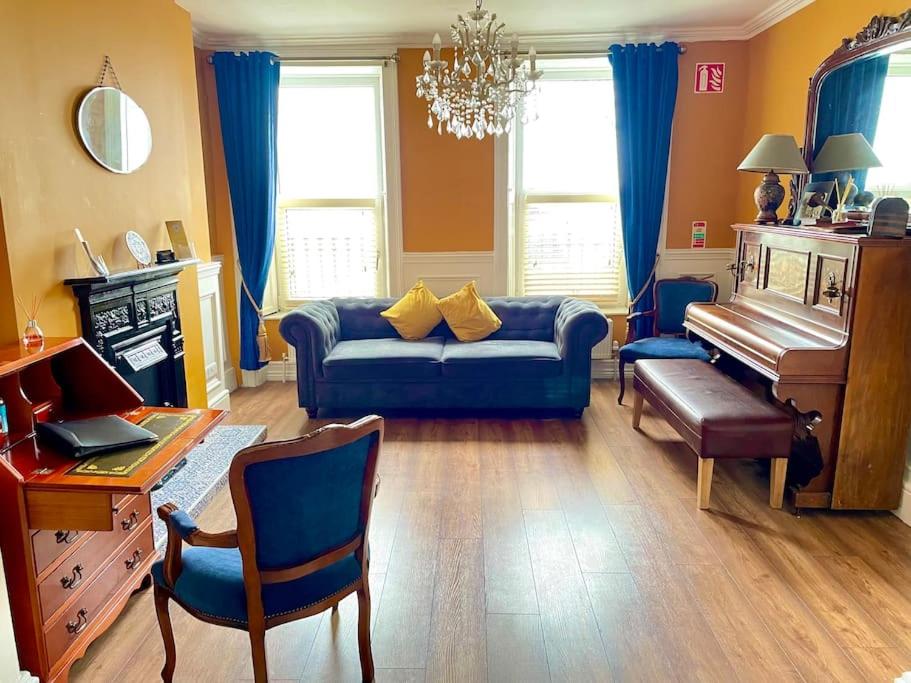 Six-Bedroom House photo 1