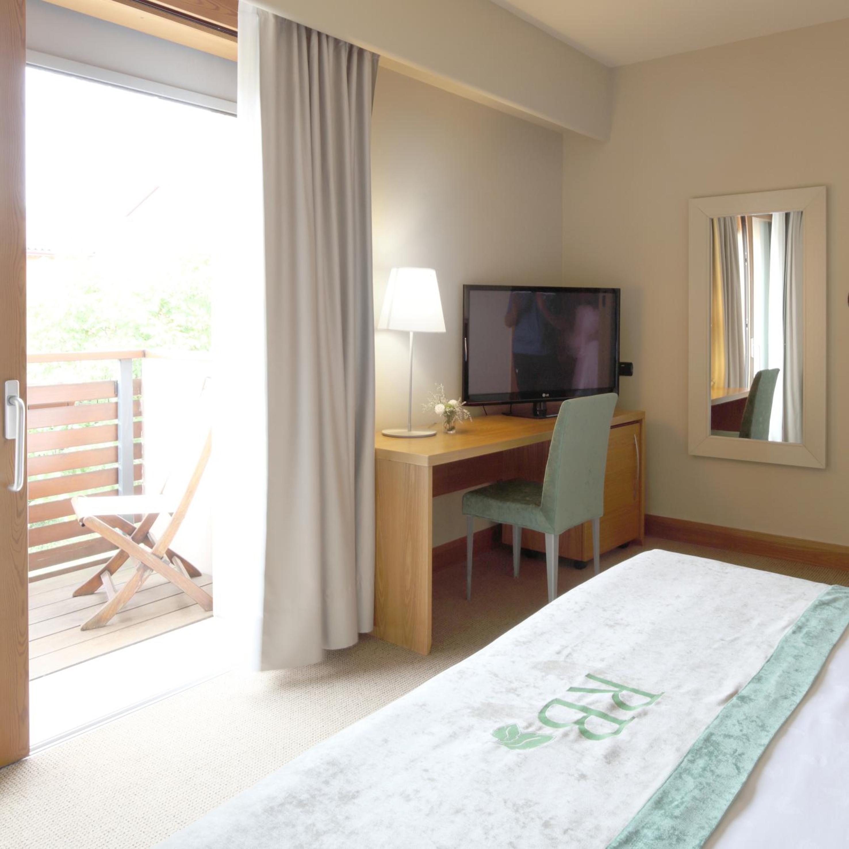 Deluxe Double Room - Photo 9