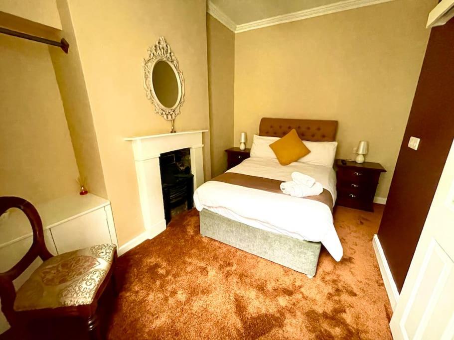 Six-Bedroom House photo 3