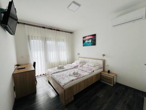 Double Room with Balcony - Photo 8