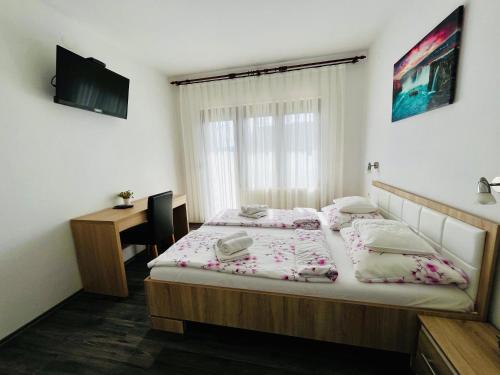Double Room with Balcony - Photo 6