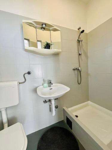 Double Room with Balcony - Photo 4