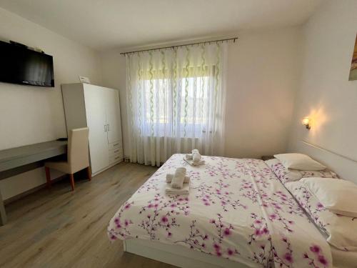 Standard Double Room - Photo 9