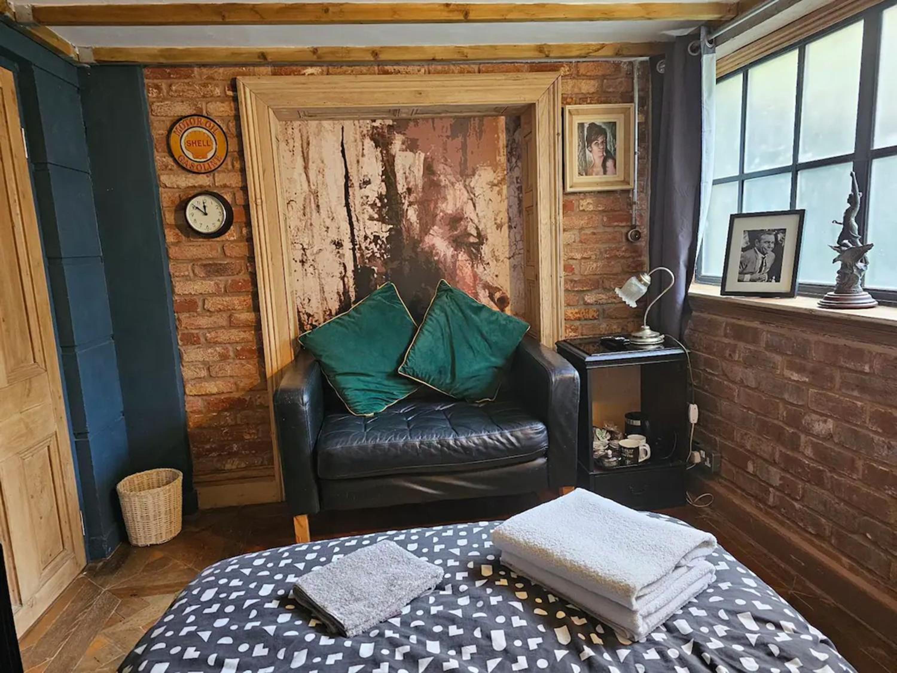 One-Bedroom Apartment photo 1