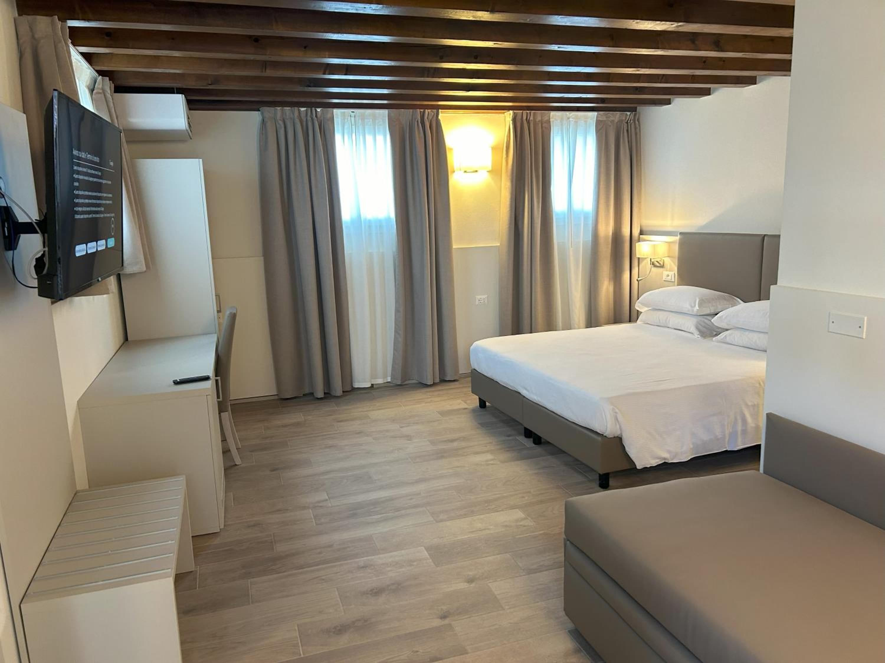 Large Double or Twin Room photo 1