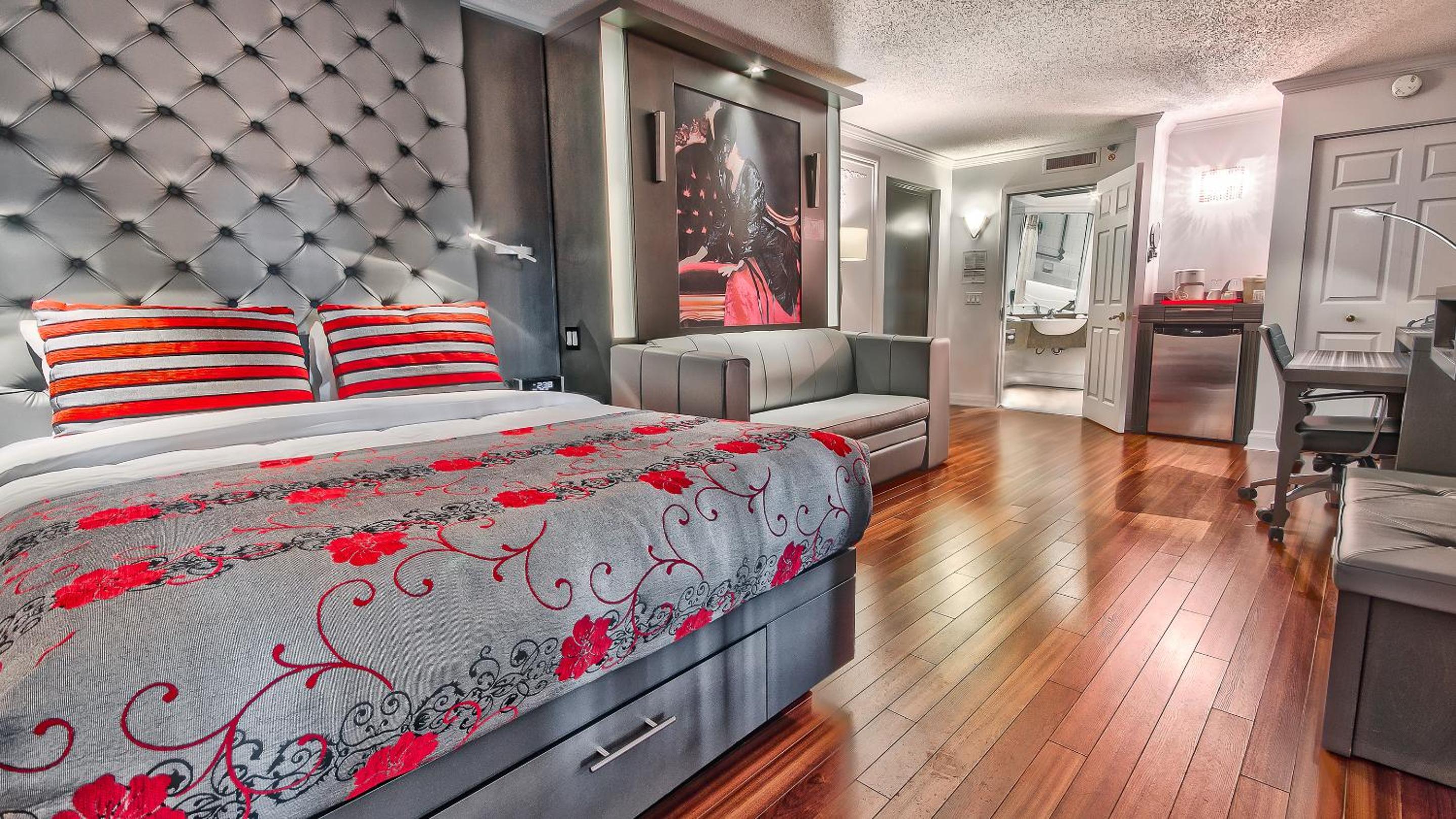 Exterior View Room, 1 Queen Bed and 1 Queen Murphy Bed and Fireplace - Disability Access