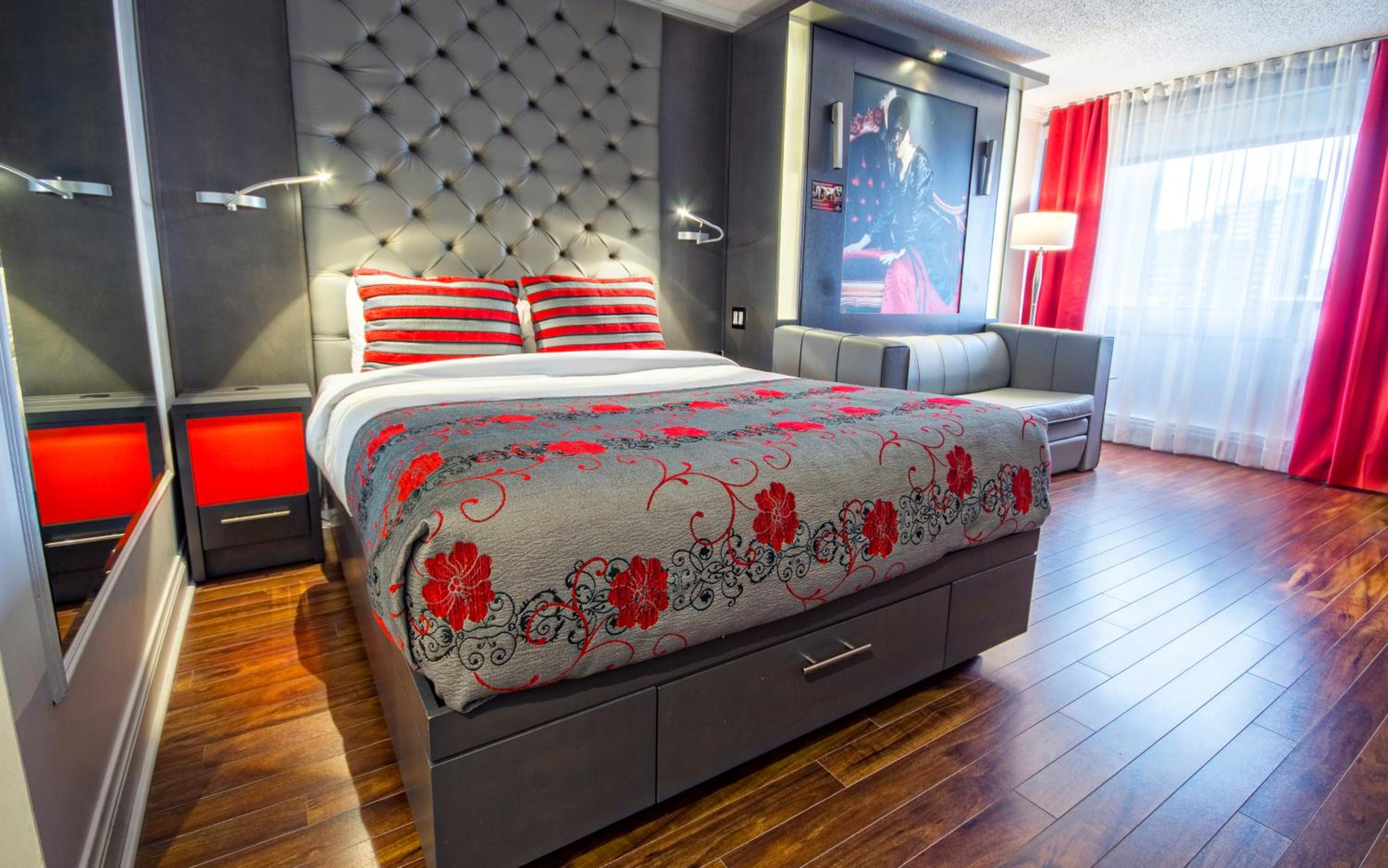 Exterior View Room, 1 Queen Bed and 1 Queen Murphy Bed and Fireplace