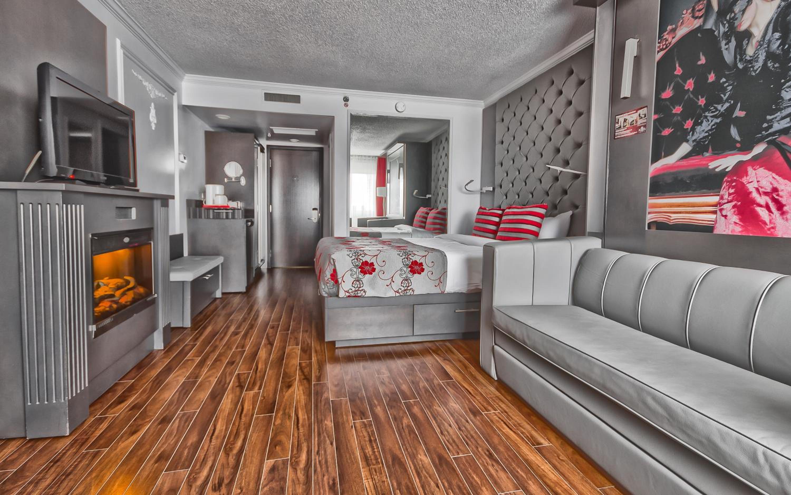 Exterior View Room, 1 Queen Bed and 1 Queen Murphy Bed and Fireplace photo 2