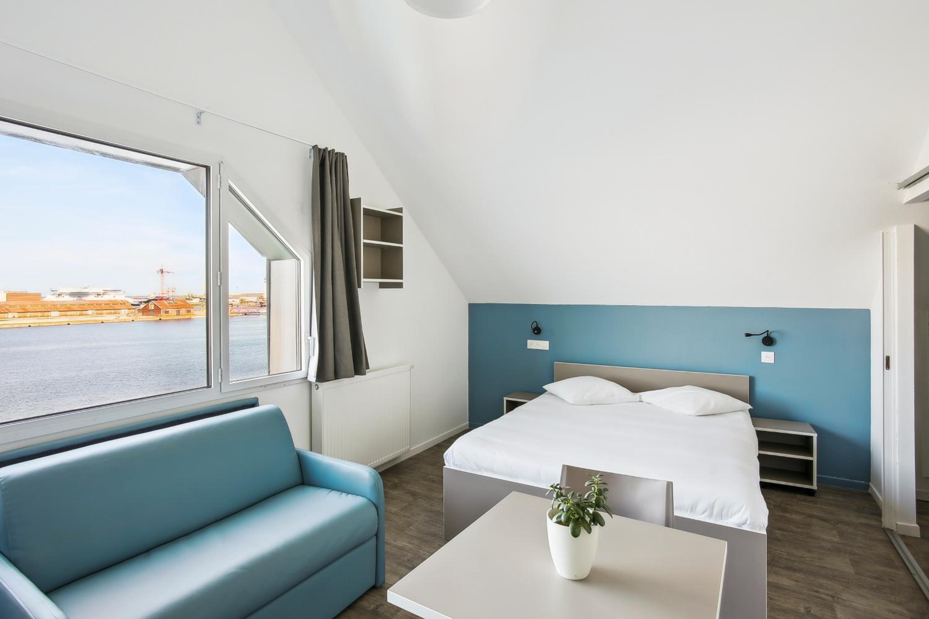 Superior Studio (Double Bed and Single Sofa Bed) with a view - Photo 1