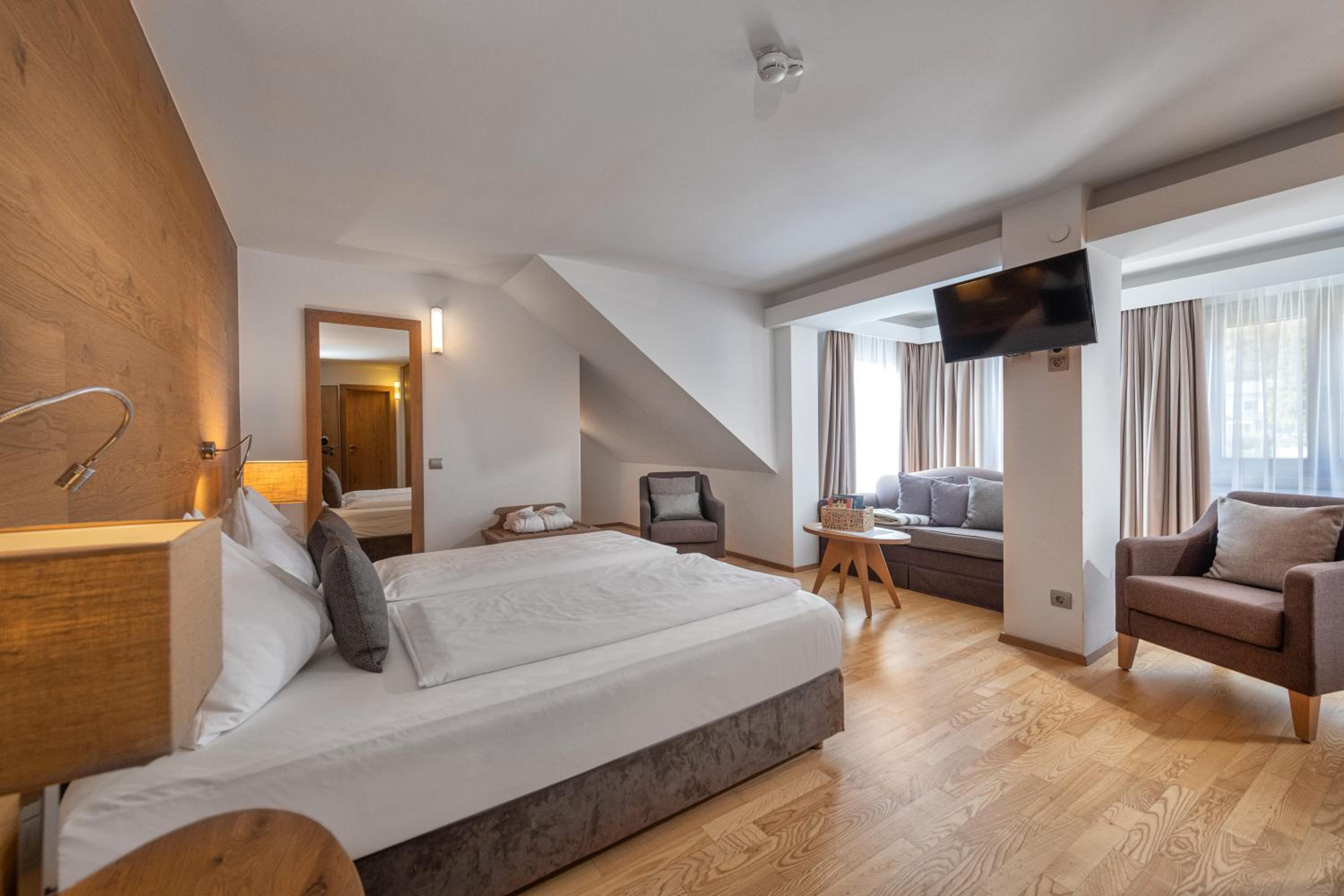 Double Room with Mountain View and Balcony