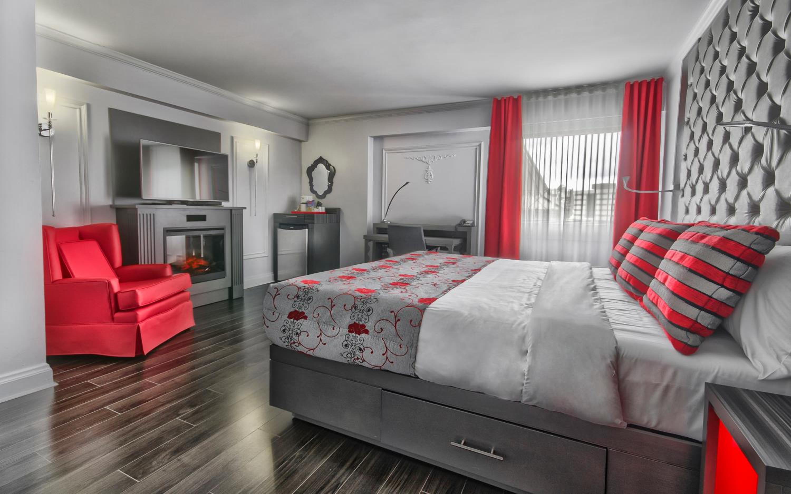 Exterior View Signature Room, 1 King Bed, Fireplace - Disability Access photo 3