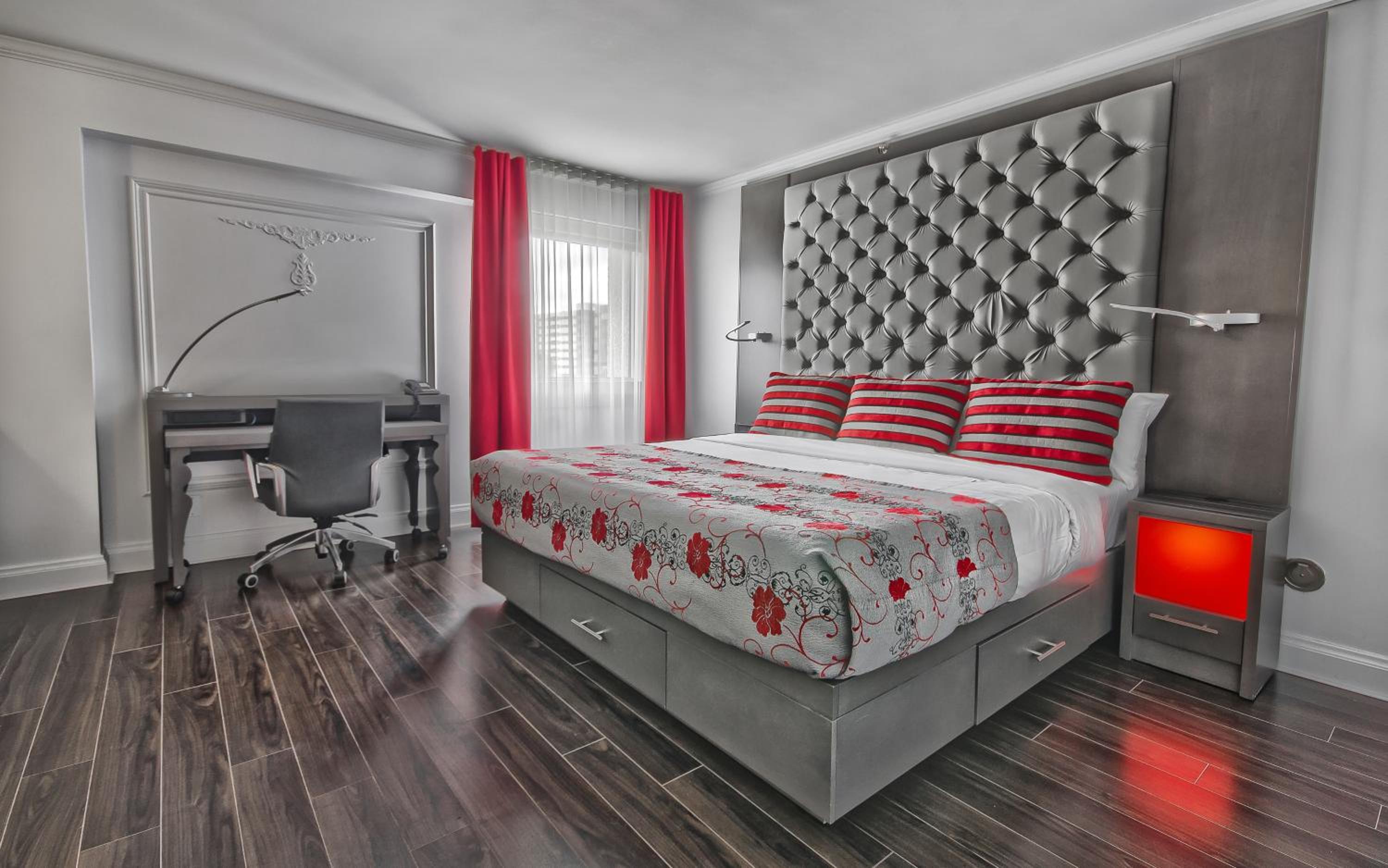 Exterior View Signature Room, 1 King Bed, Fireplace - Disability Access photo 2
