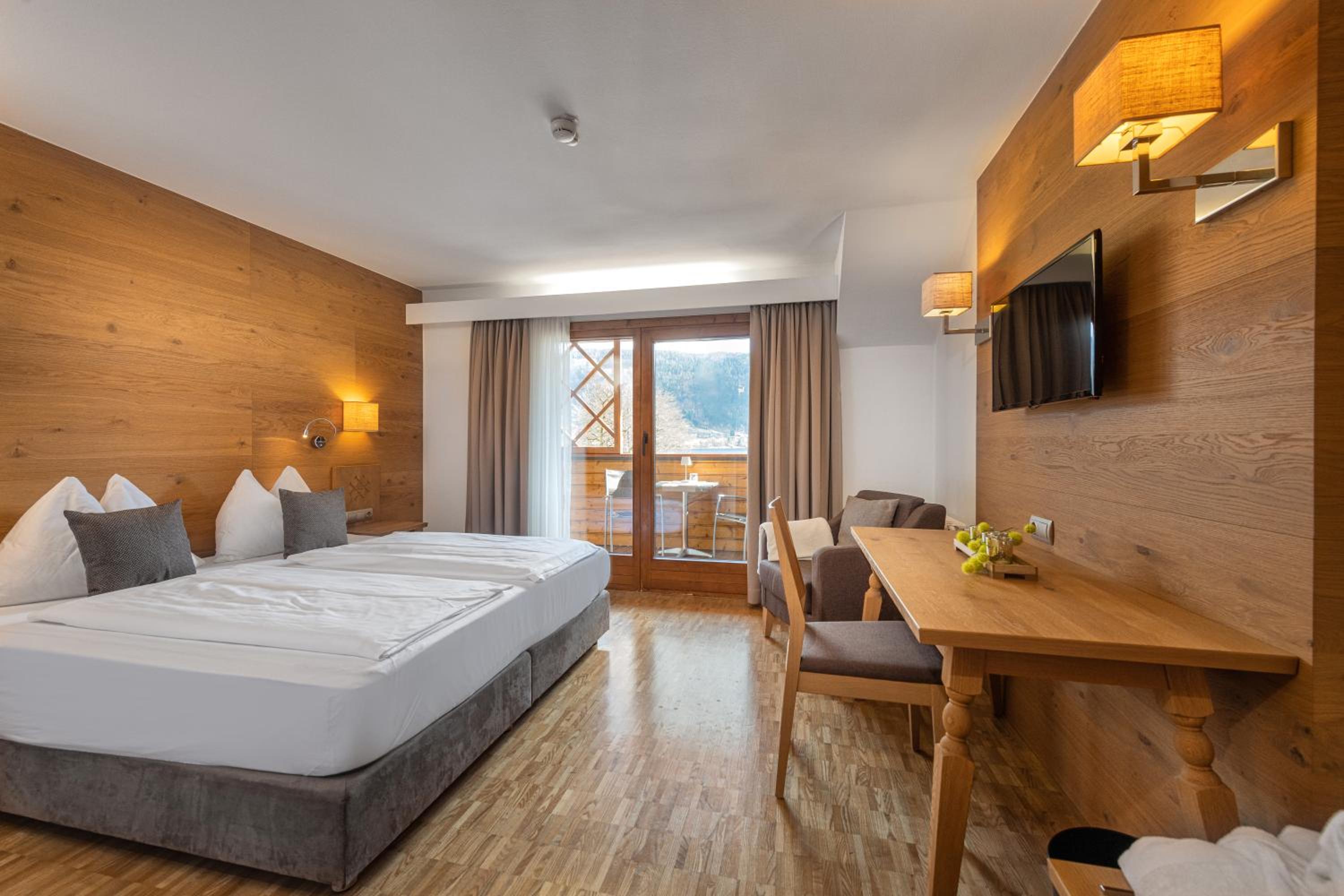 Double Room with Lake View and Balcony