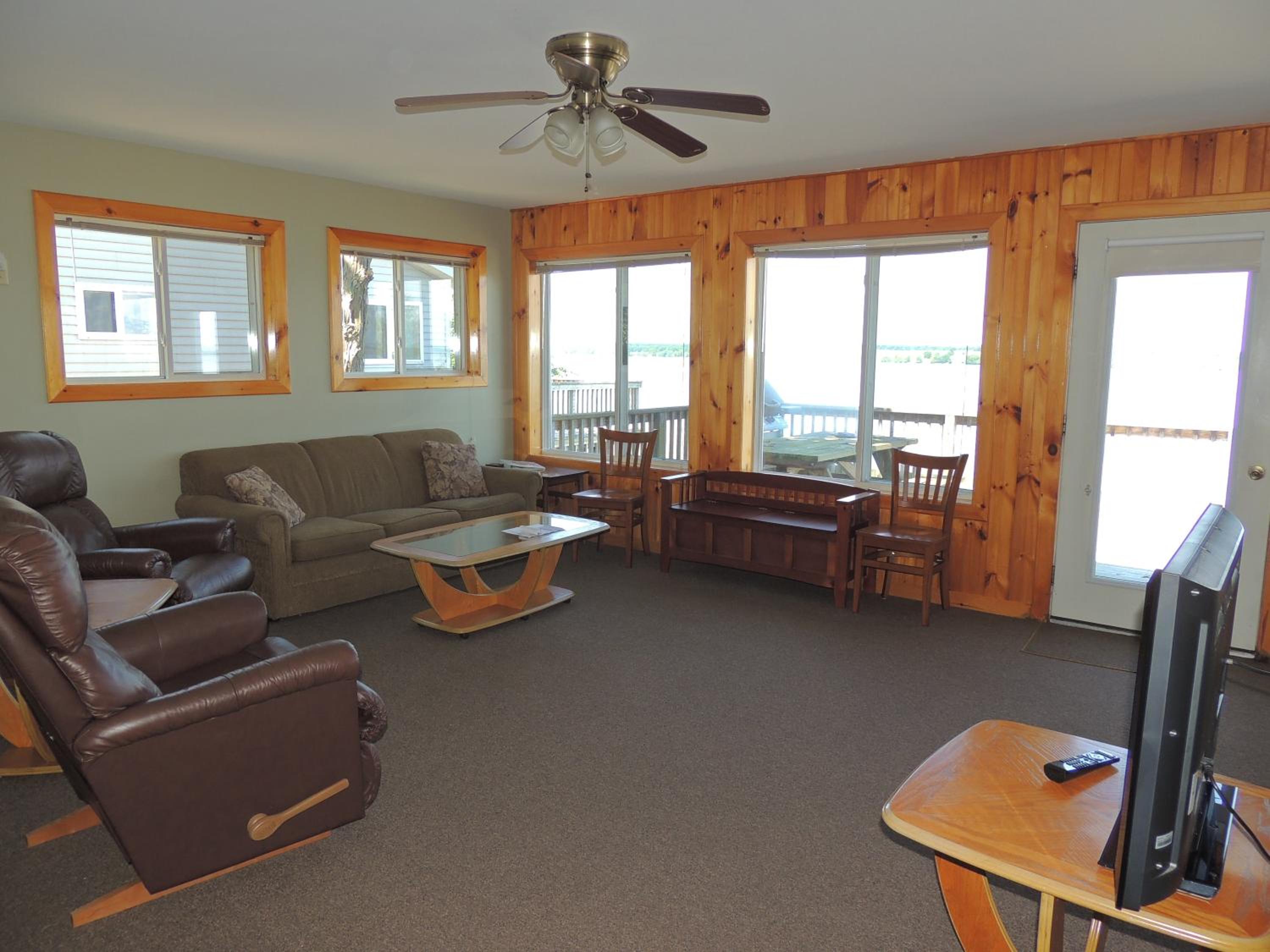 Cottage #10 photo 3