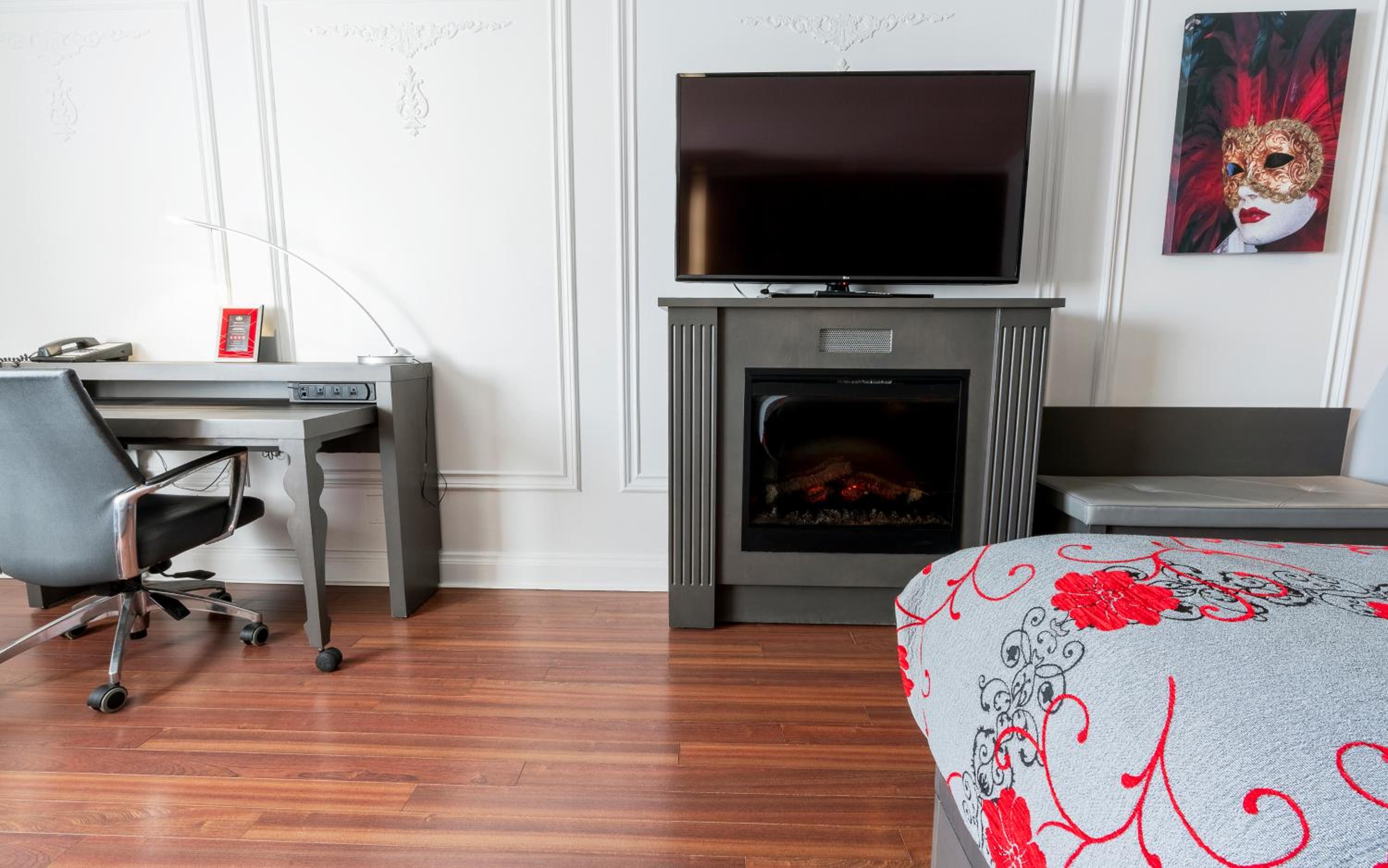 Interior Balcony Signature Room, 1 Queen Bed and 1 Queen Murphy Bed and Fireplace photo 2