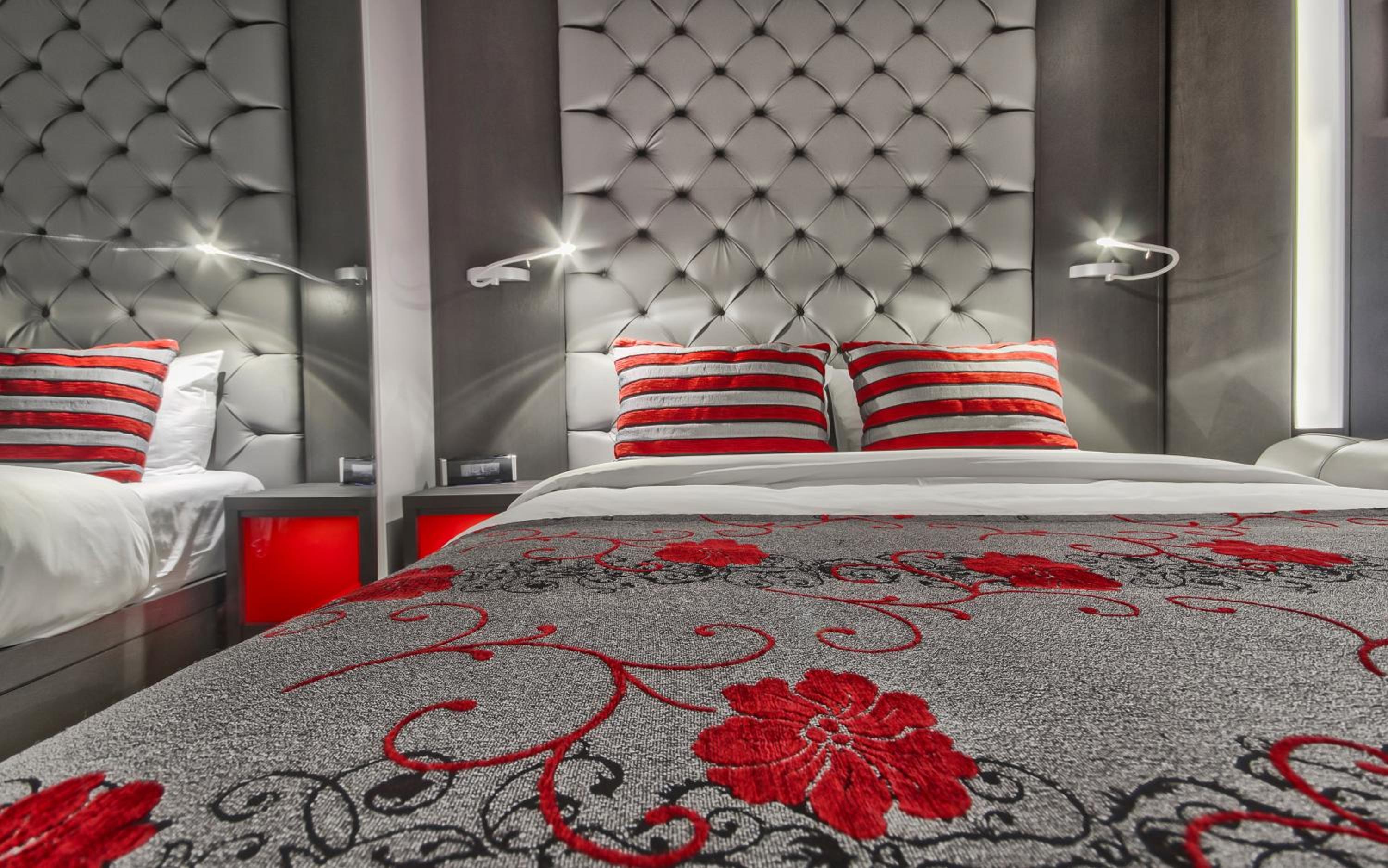 Interior Balcony Signature Room, 1 Queen Bed and 1 Queen Murphy Bed and Fireplace