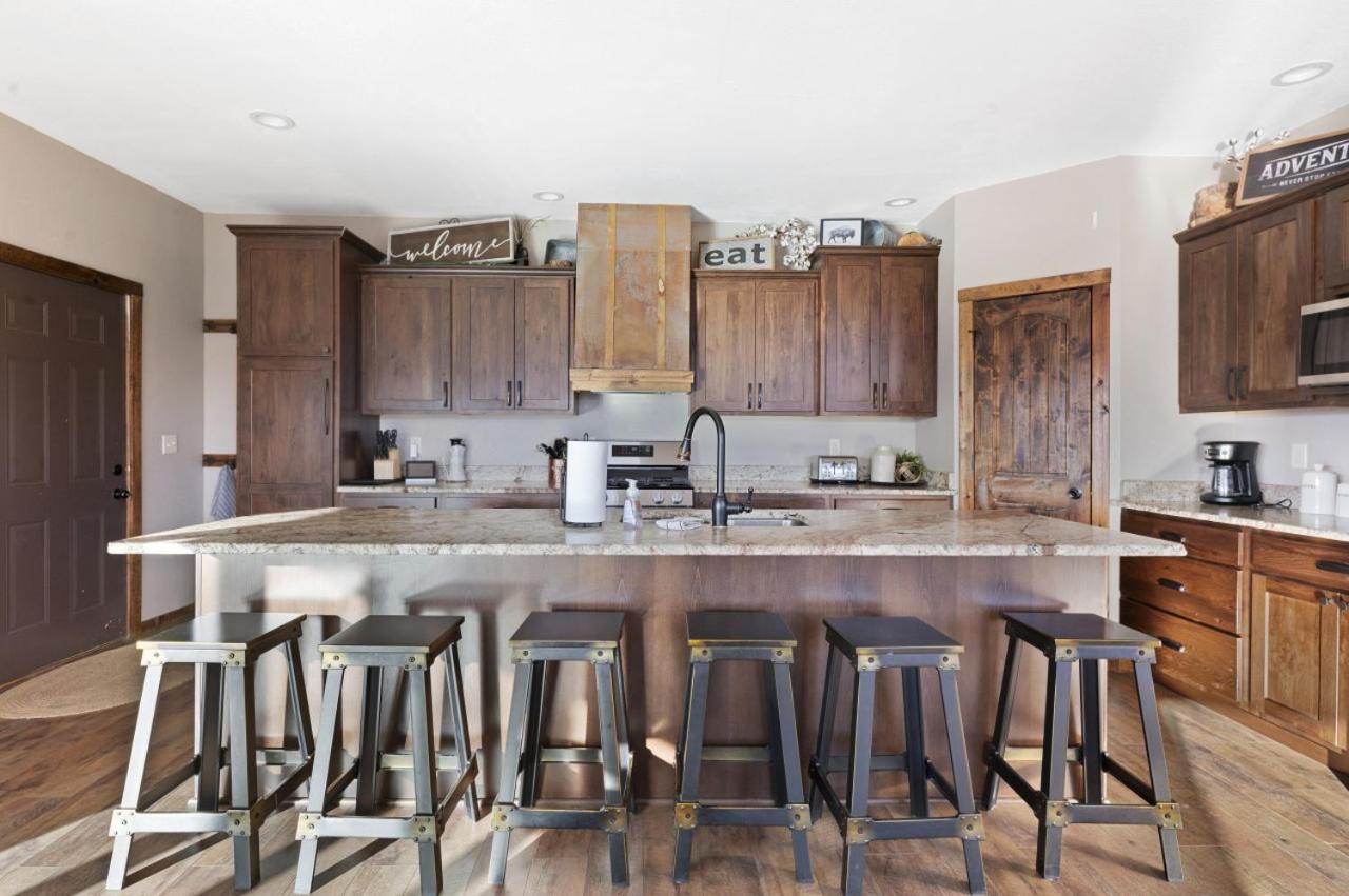 Five-Bedroom House photo 1
