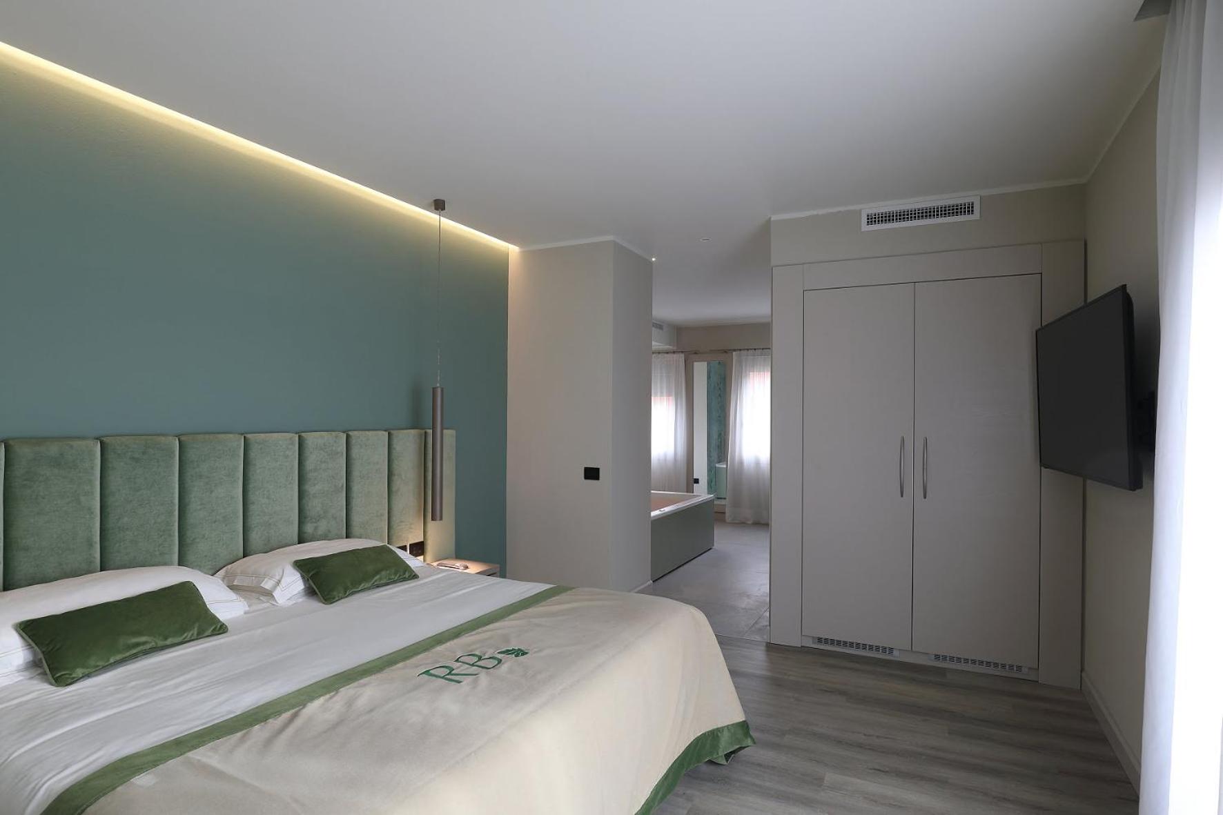 Suite - Photo 1