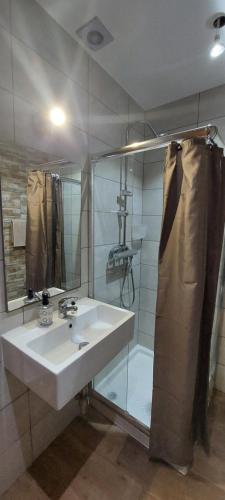 Double or Twin Room - Photo 2