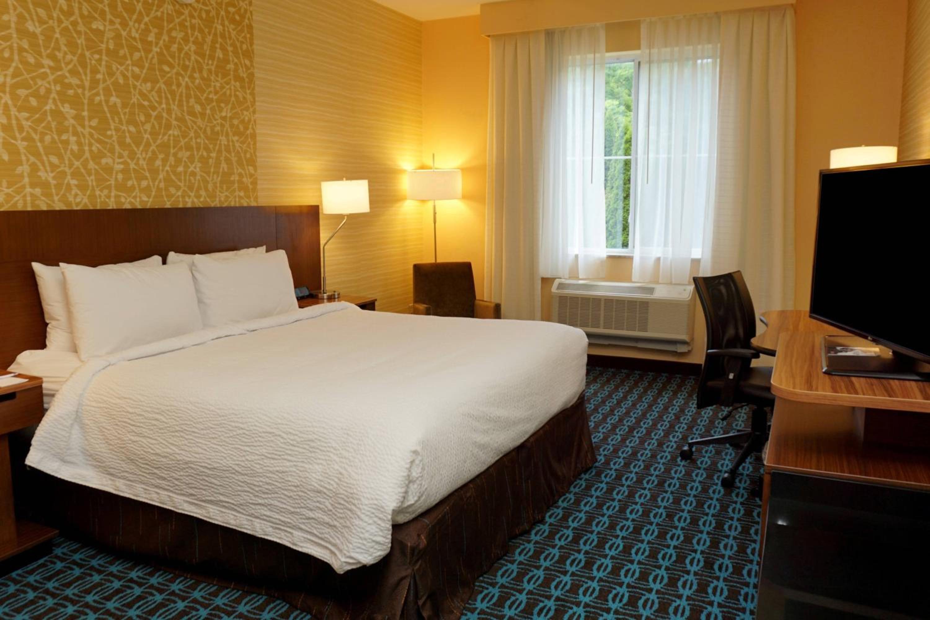 King Room with Roll-In Shower - Mobility Access/Hearing Accessible