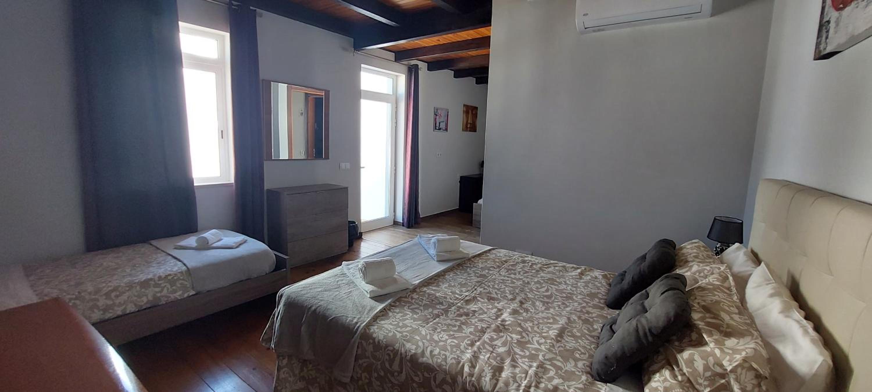 Triple Room with Shared Bathroom - Photo 8