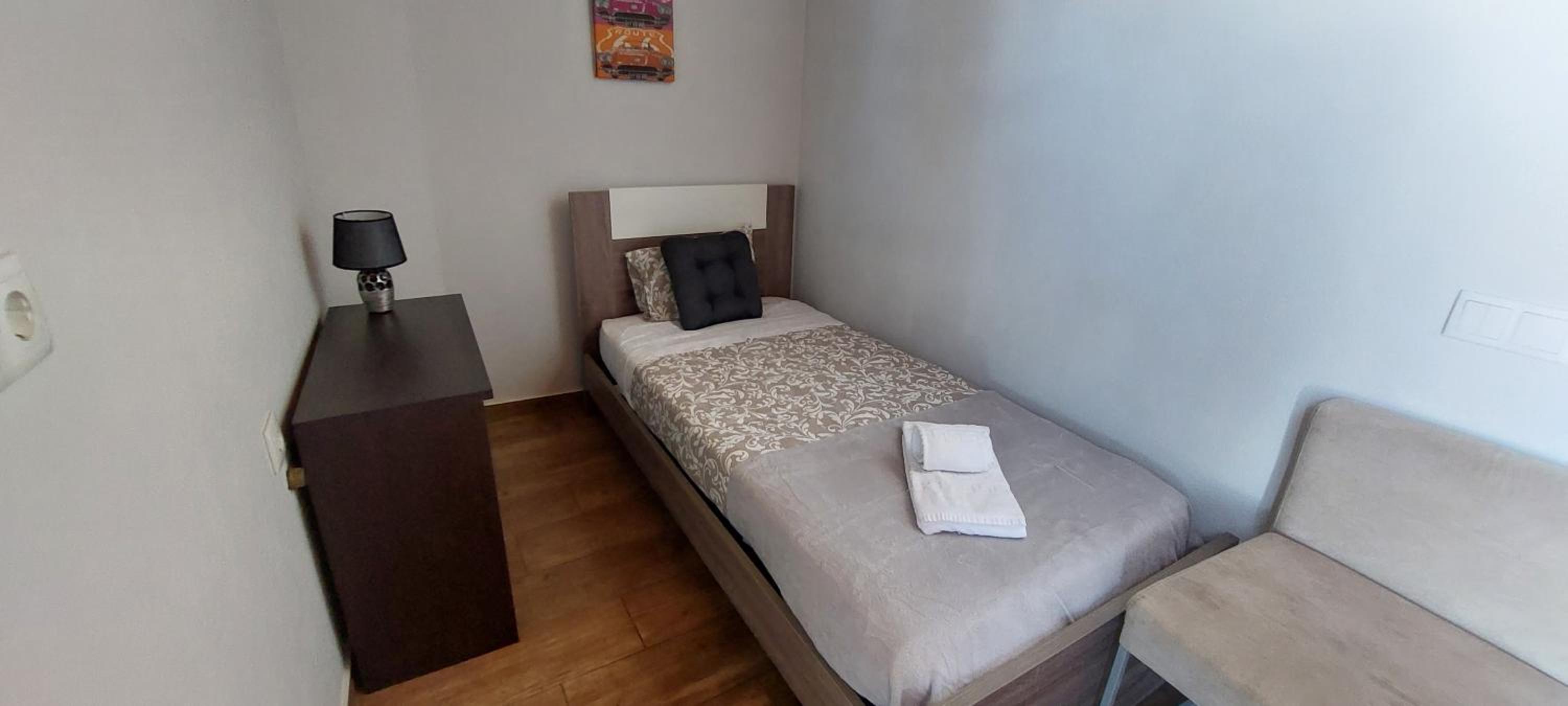 Triple Room with Shared Bathroom - Photo 5