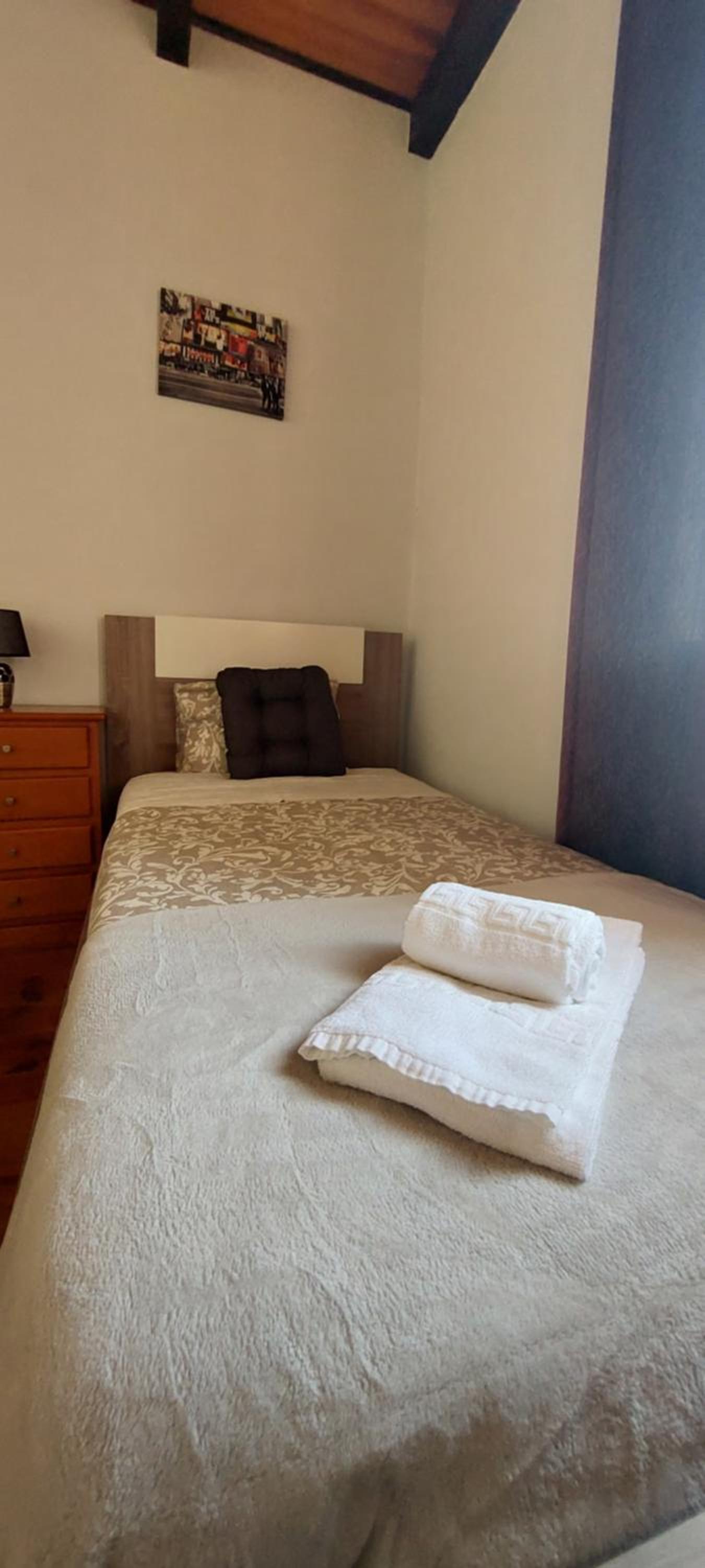 Triple Room with Shared Bathroom - Photo 4