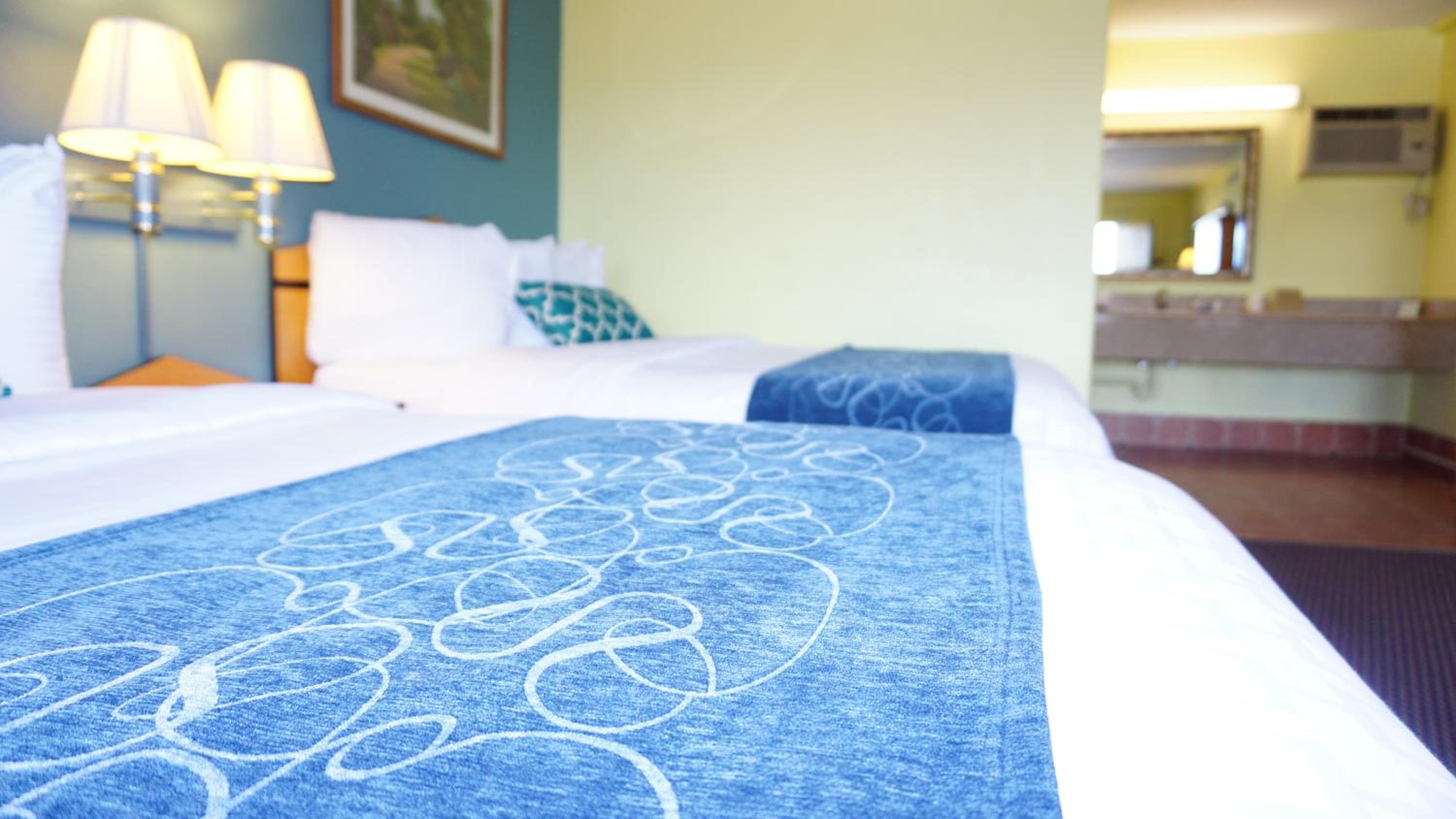 Queen Room with Two Queen Beds - Non-Smoking photo 2
