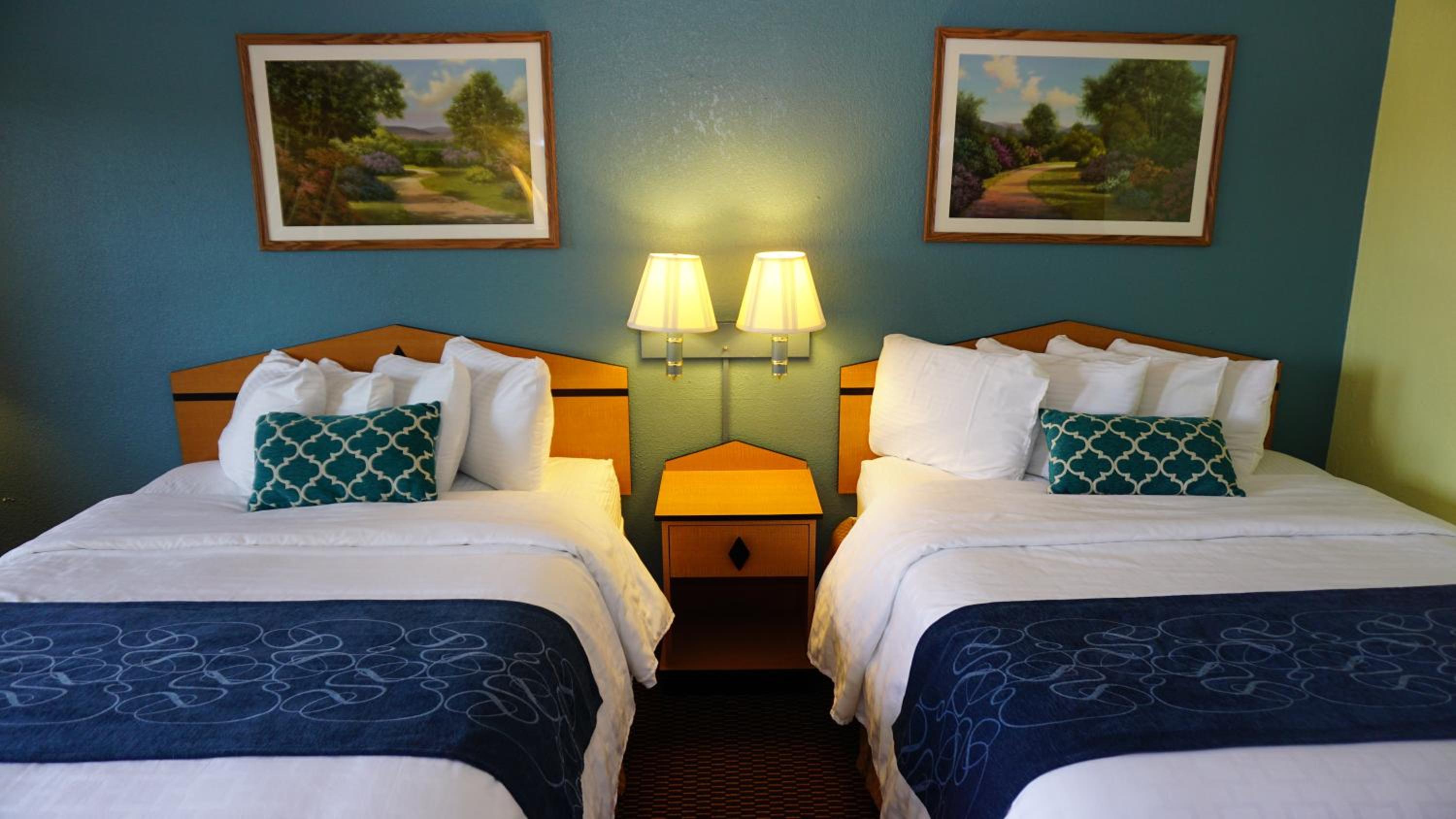Queen Room with Two Queen Beds - Non-Smoking photo 3