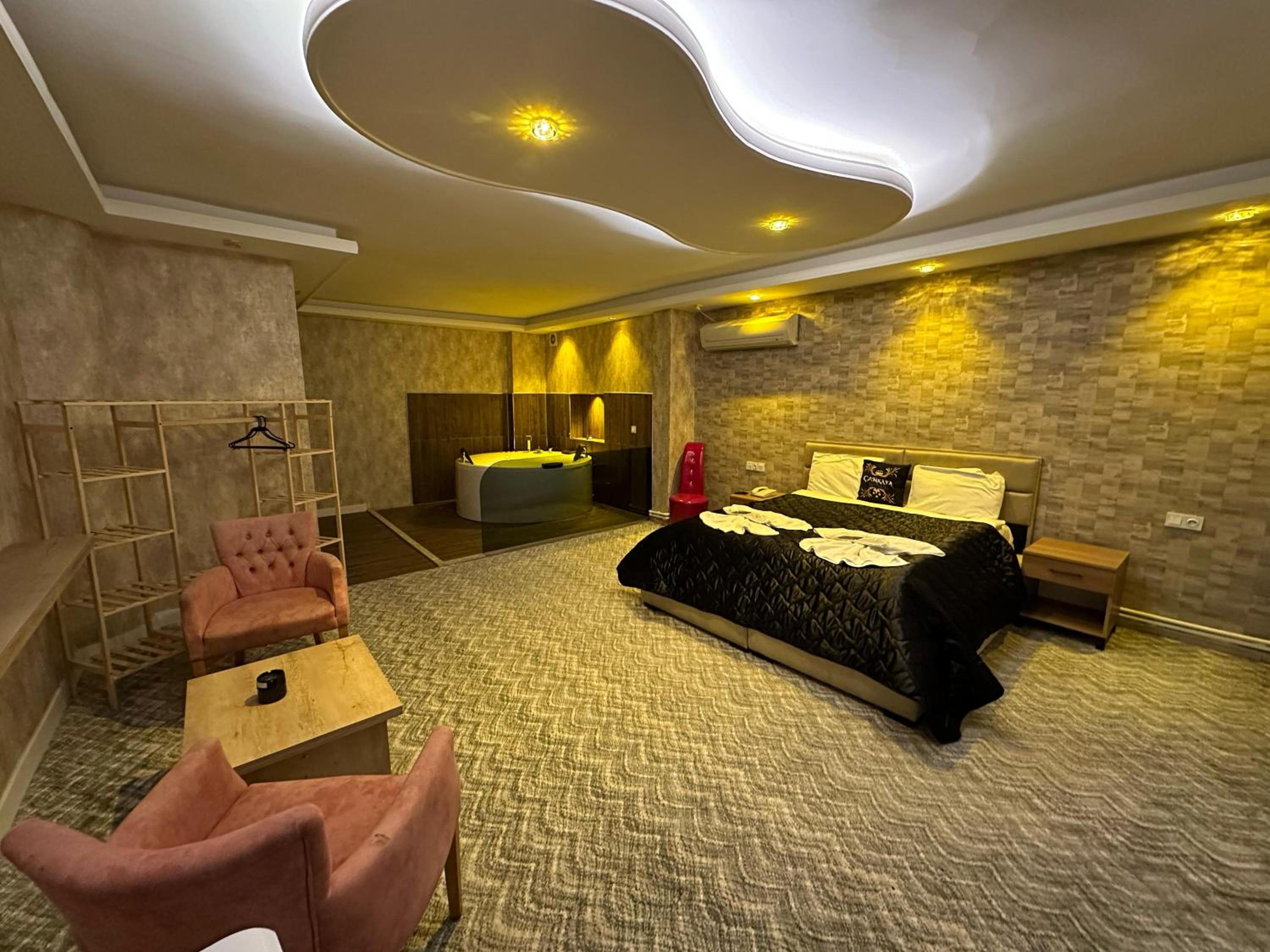 Large Double Room - Photo 1