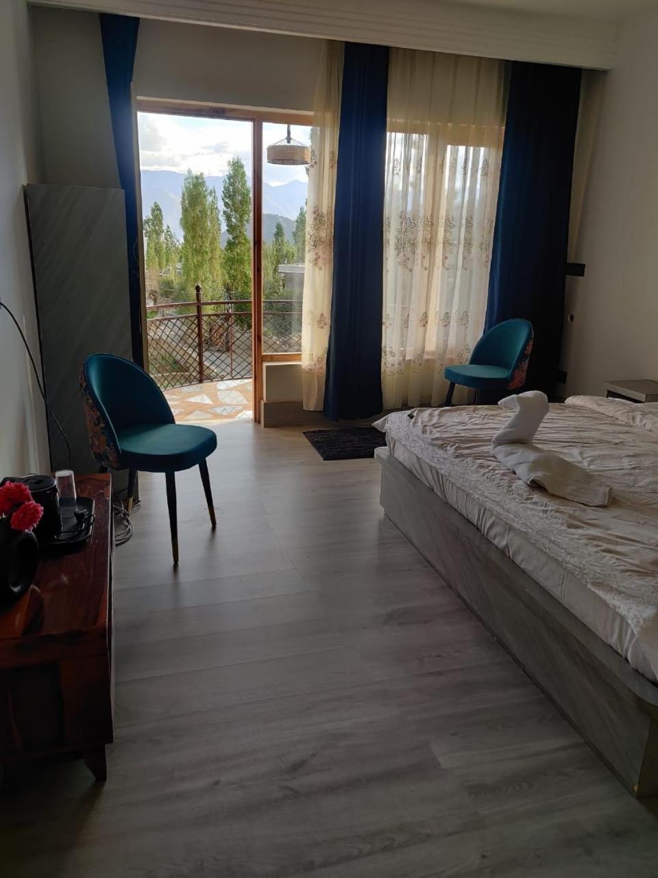 Deluxe Double or Twin Room with Mountain View