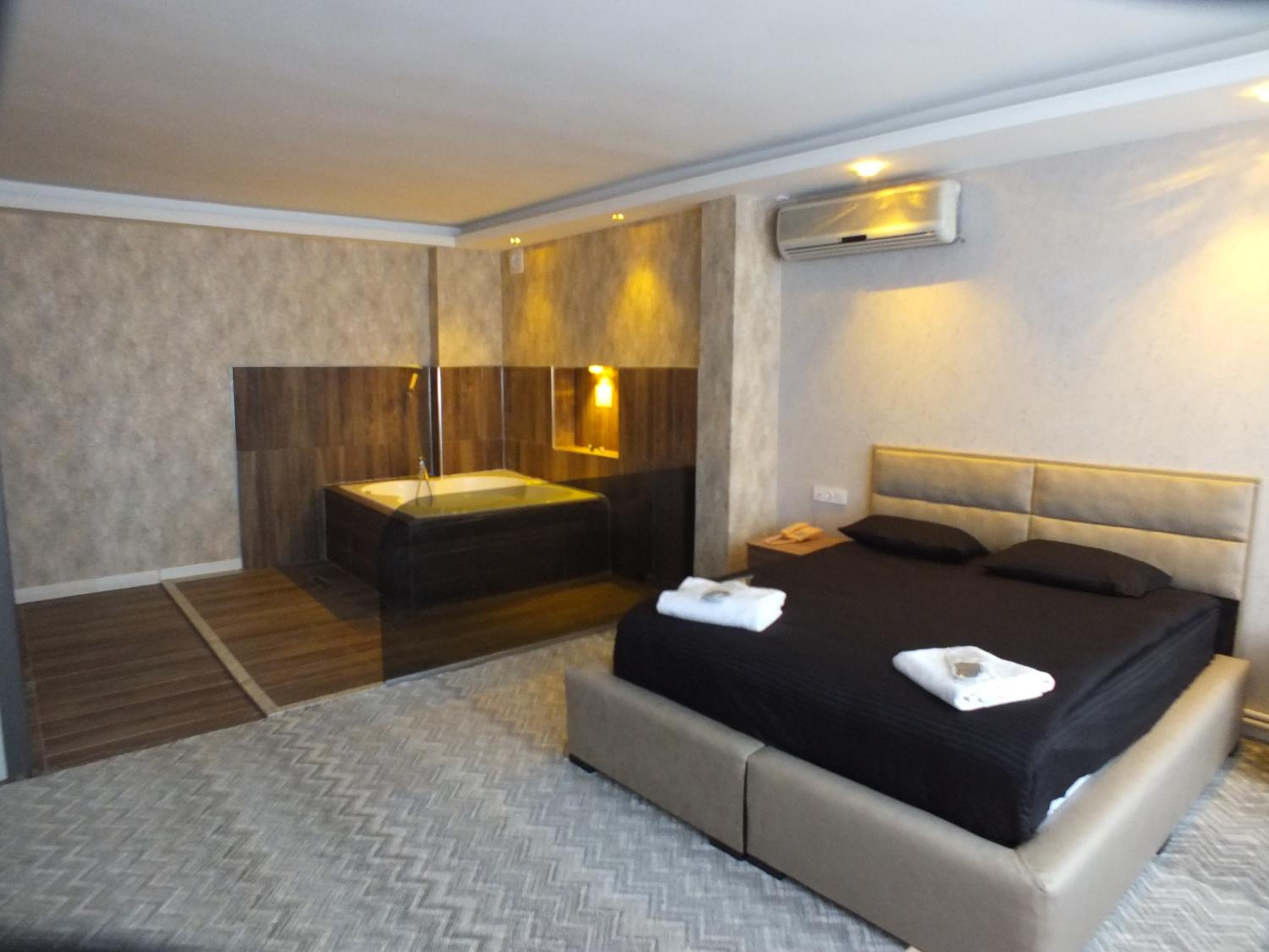 Large Double Room - Photo 11